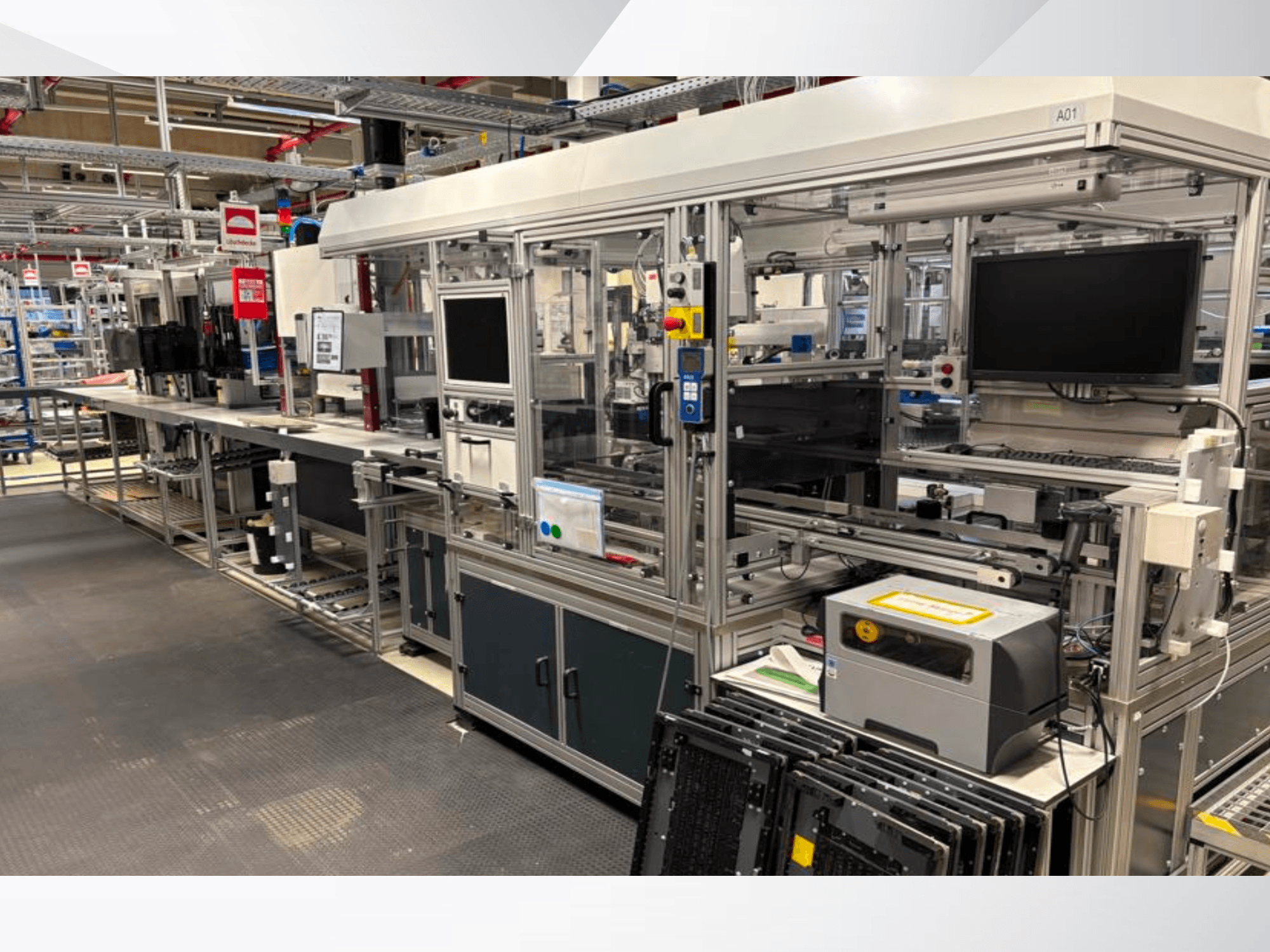 AMADA Jupiter System -automaatiojärjestelmän kokoonpano sivulta katsottuna; kuvassa näytöt, ohjauspaneelit ja koneen osat.