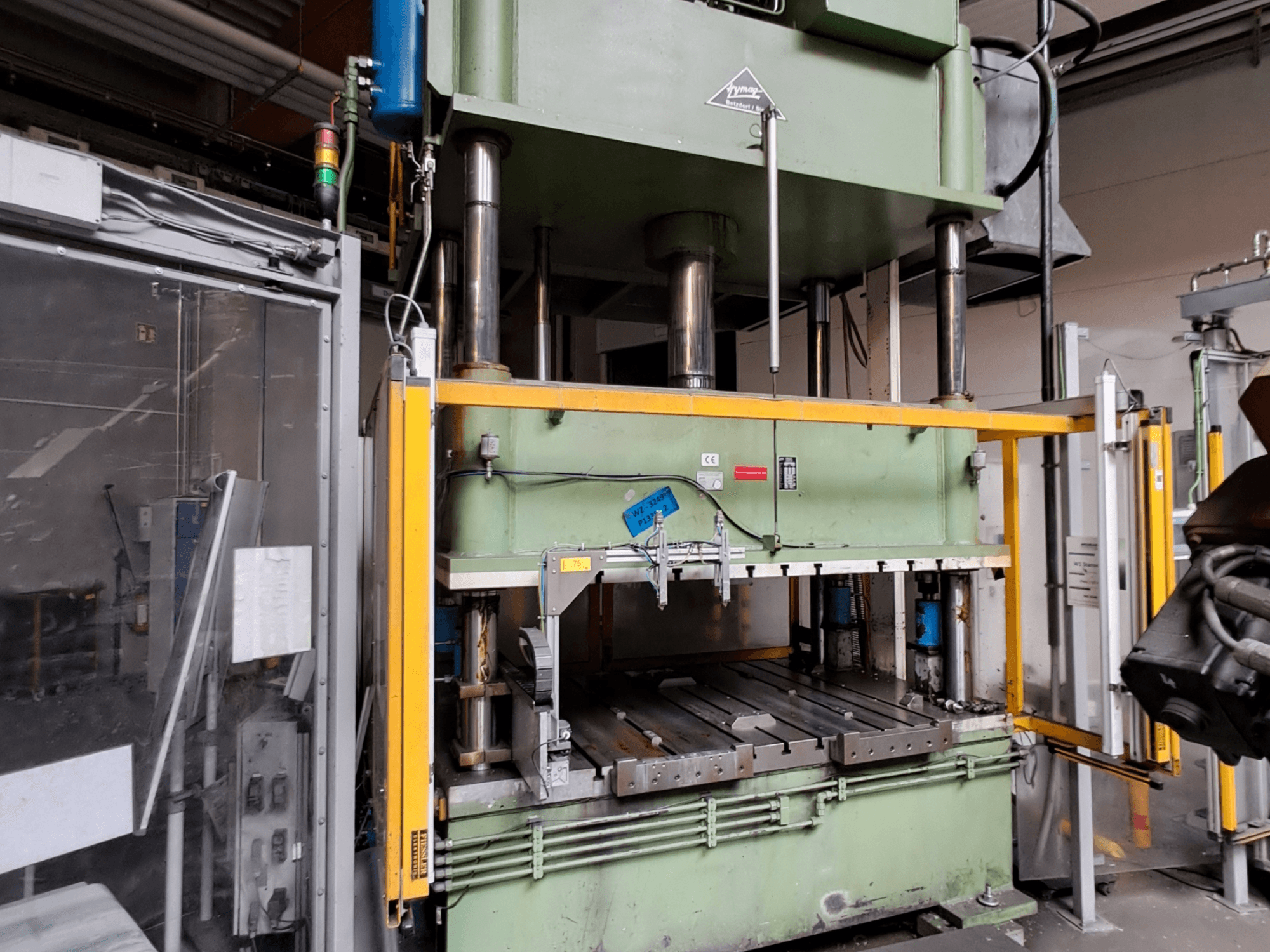 Other-valmistajan metallipuristin HS 4 160-K, etunäkymä, jossa näkyy suuri vihreä runko, hydraulisylinterit ja suojalaitteet.