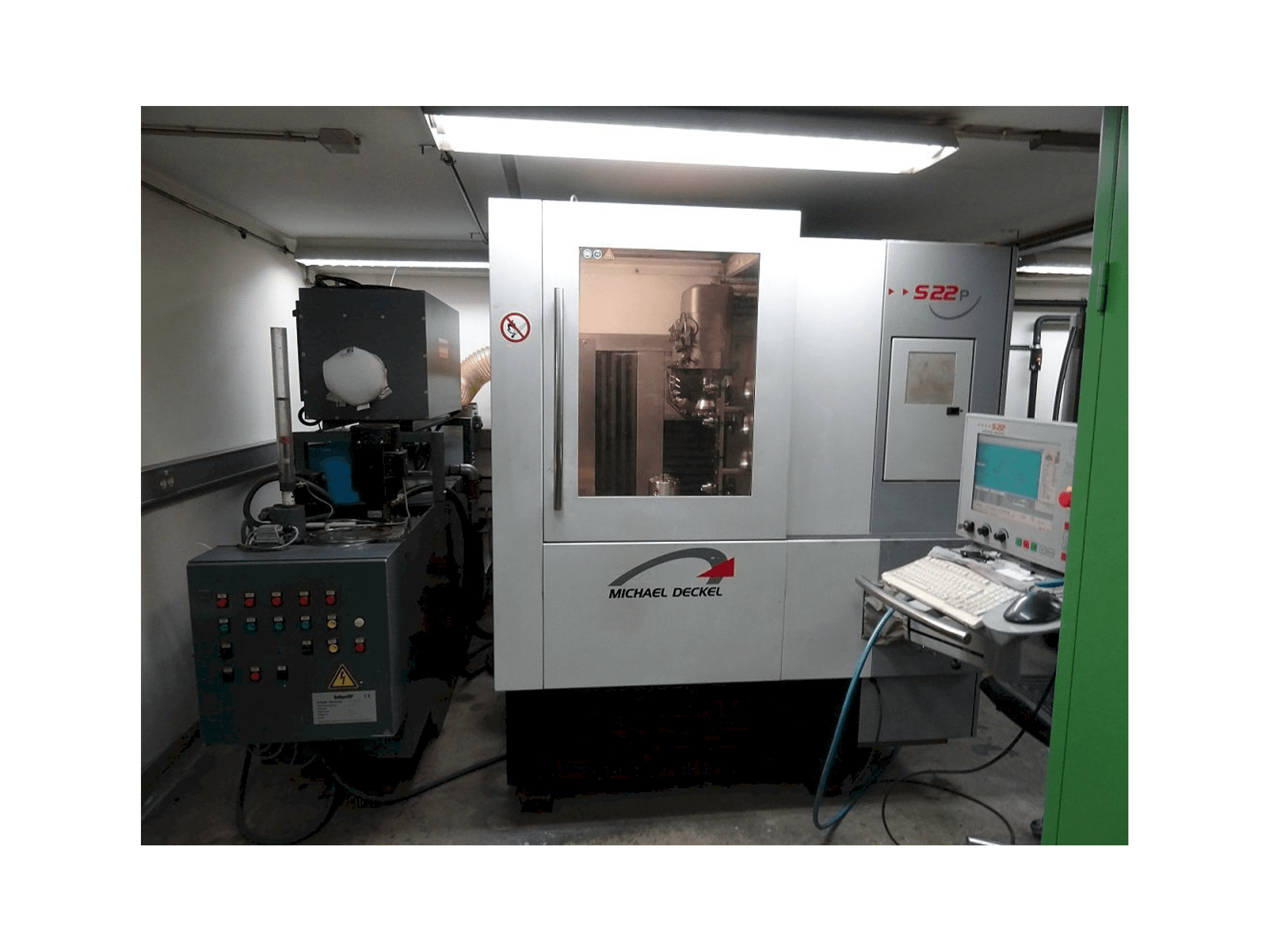 Koneen Michael Deckel S22 P etunäkymä