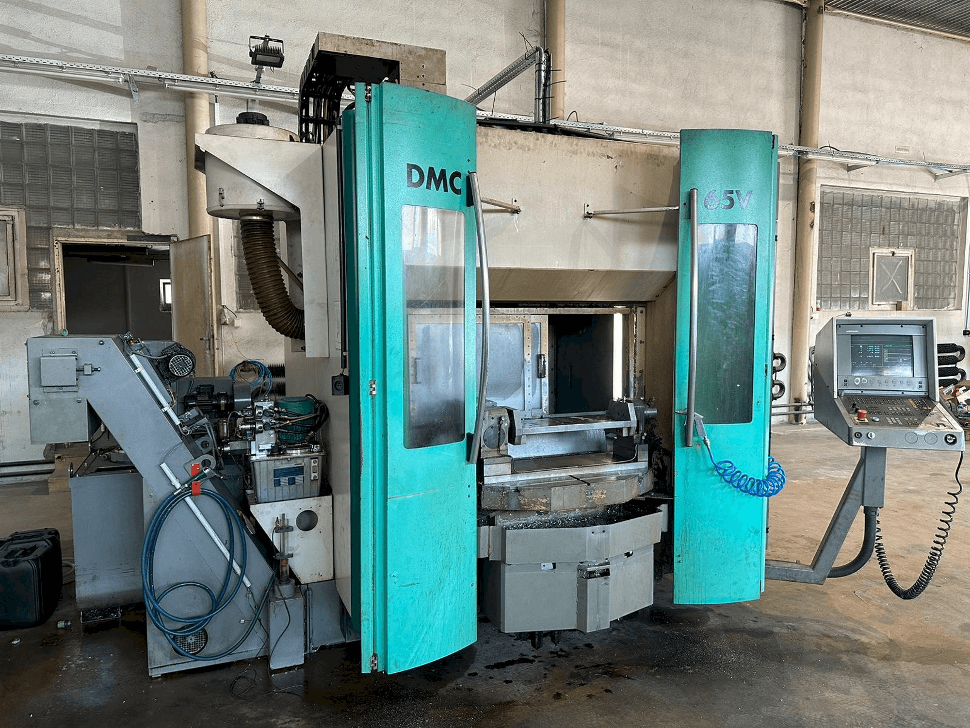 Koneen DECKEL MAHO DMC 65V etunäkymä