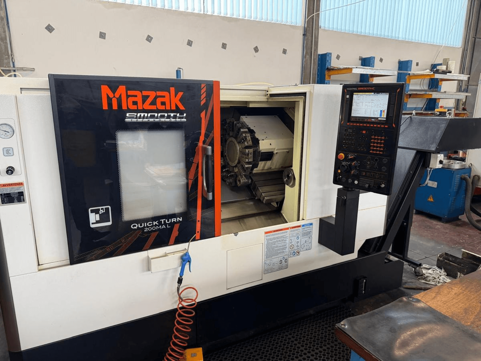 Mazak QUICK TURN 200MA L vaakasuora sorvauskone, etukuva ohjauspaneelista ja työstökammiosta.