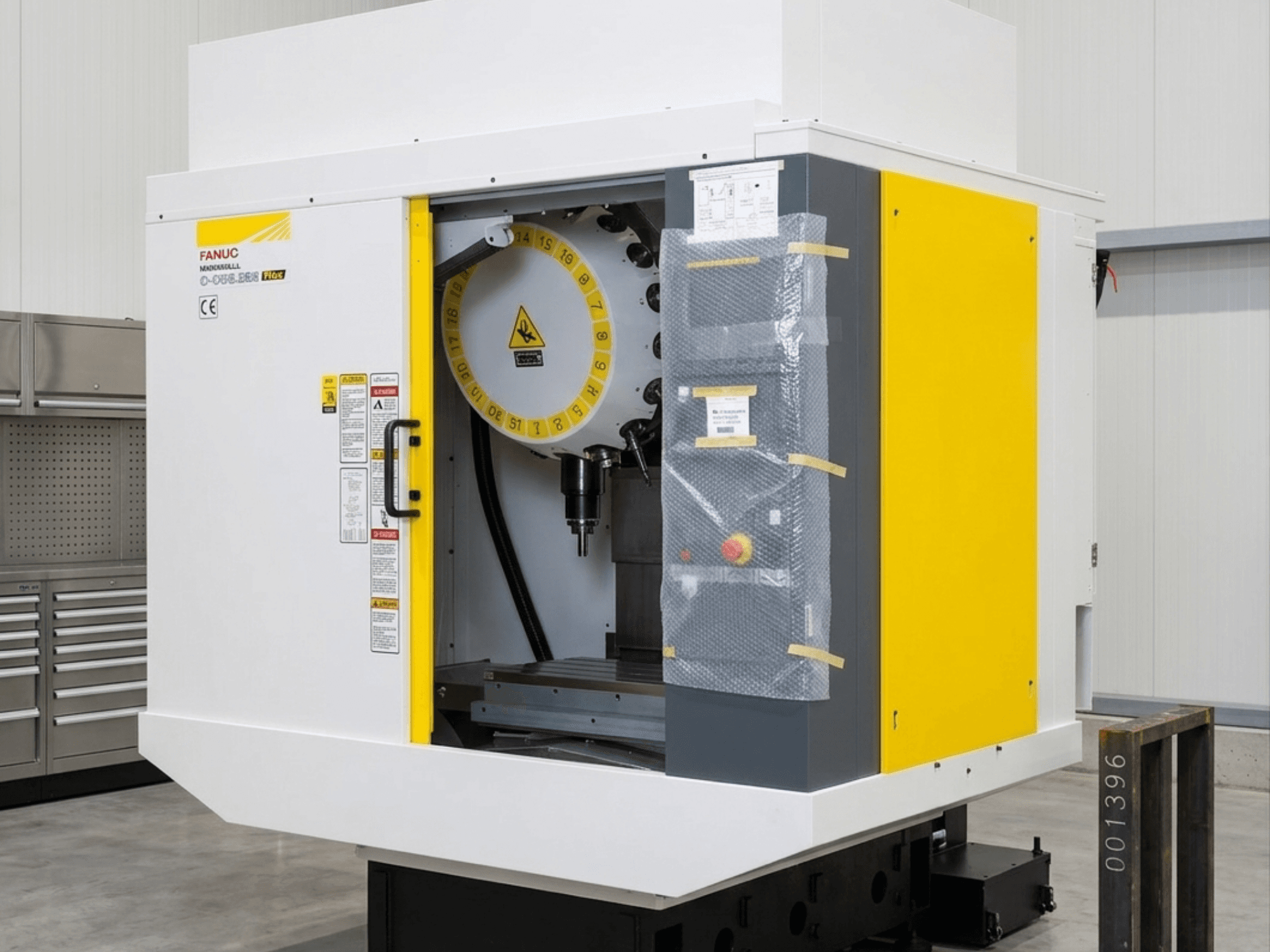FANUC Robodrill D21MIB 5ADV Plus -pystytyöstökeskus, etukuva, jossa näkyy ohjauspaneeli ja karan alue.