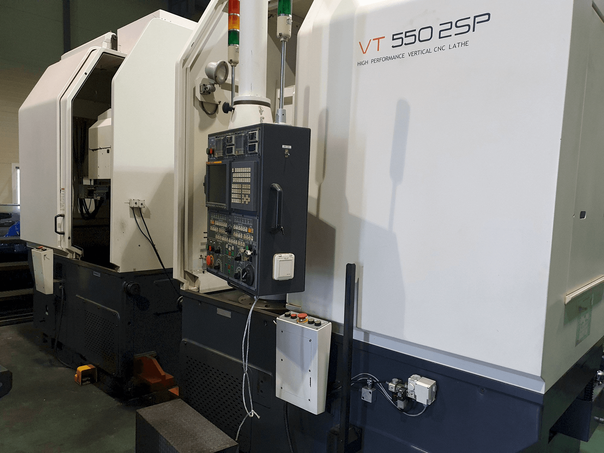 Koneen HWACHEON VT-500 2SP etunäkymä