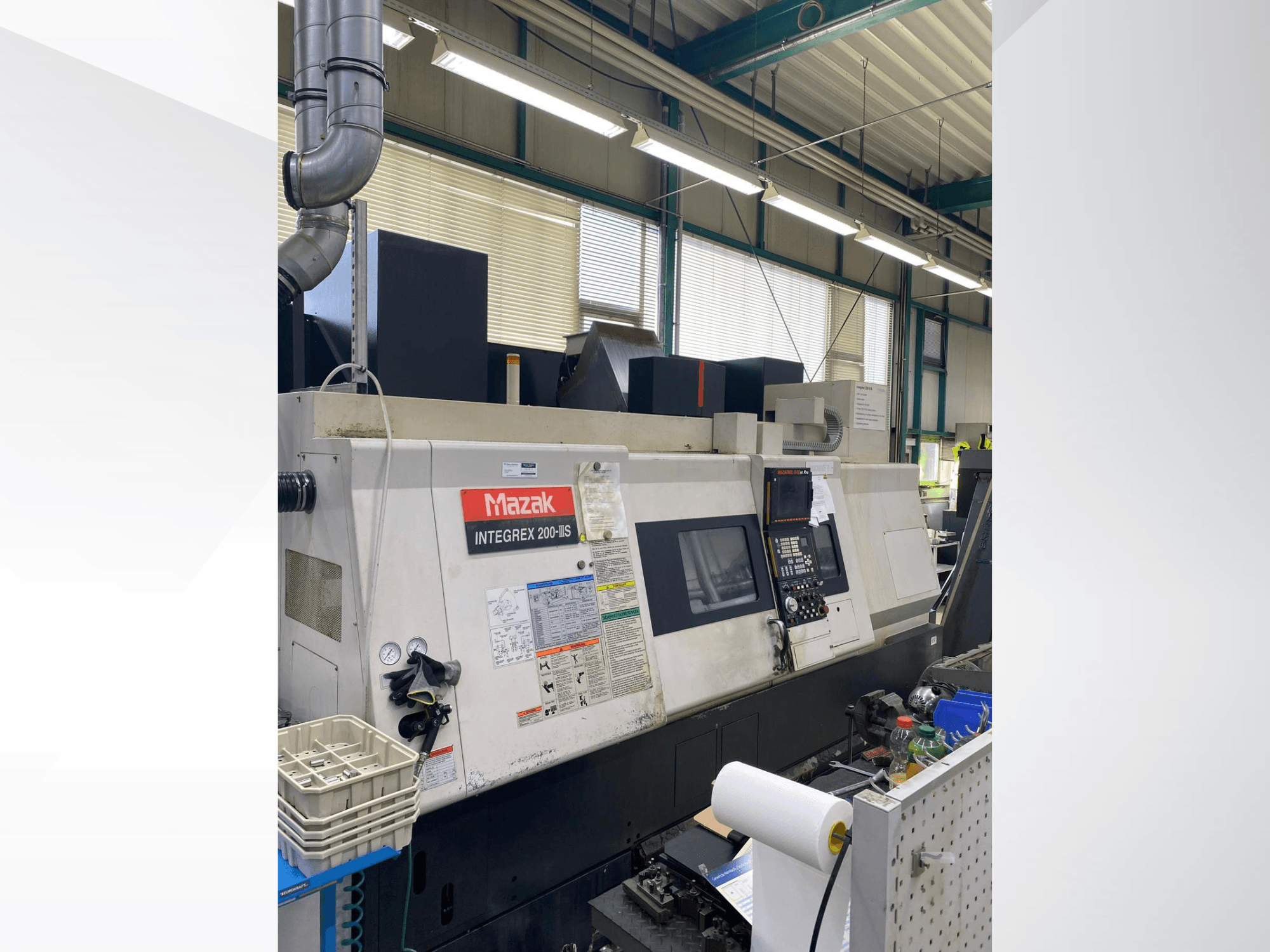 Mazak INTEGREX 200 III S -sorvaus-jyrsinkeskus, sivukuva, jossa näkyvät ohjauspaneeli, mittarit ja työtilan työkalut.