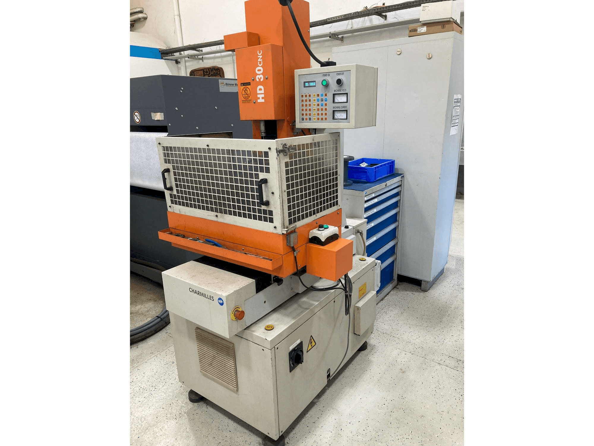 Koneen CHARMILLES HD30CNC etunäkymä