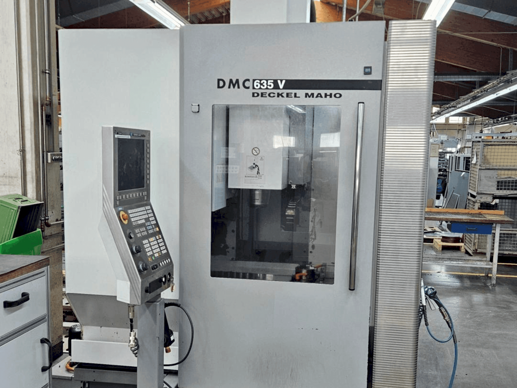 Koneen DMG DECKEL MAHO DMC 635V etunäkymä
