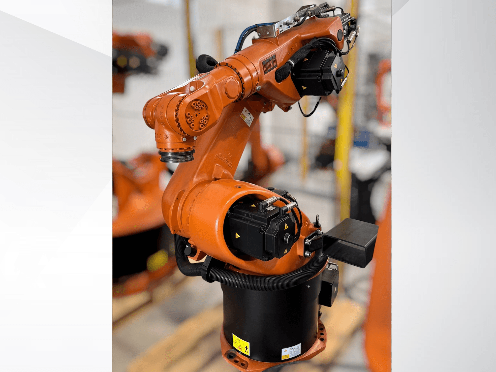KUKA KR 60-3 -robottivarsi oranssina; sivukuvassa näkyy pohja, nivelet ja automaatiotehtävissä käytettävät ohjausmoduulit.