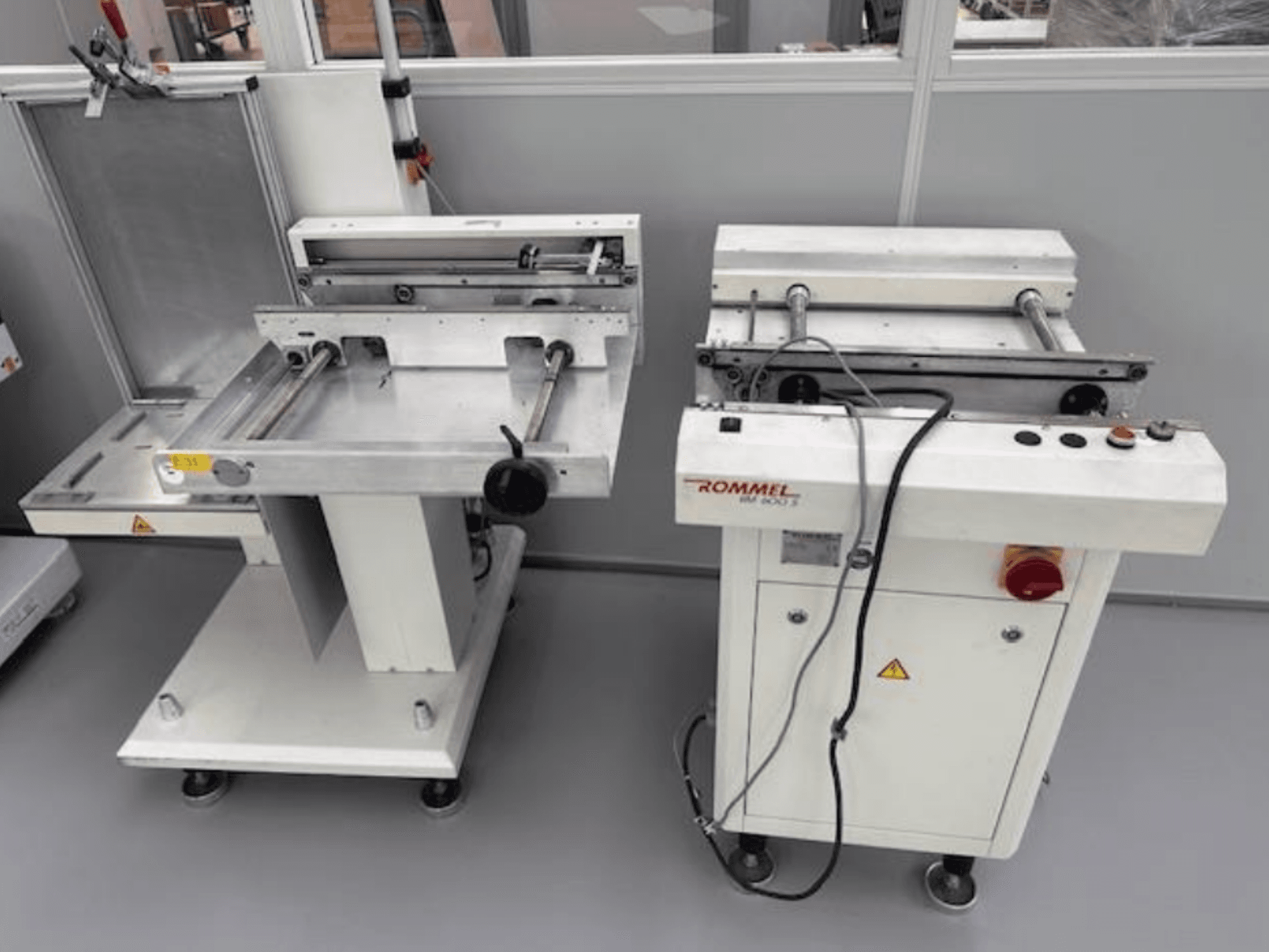 Rommel HM 5033 -merkintäkone, etukuva; ohjauspaneeli, rullat ja ruostumattomasta teräksestä valmistetut pinnat.