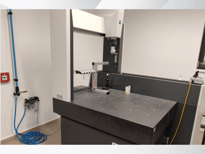 MSR-mittauslaite laboratoriossa, etunäkymä, jossa näkyy graniittipöytä, kalibrointipallo ja liitetyt apulaitteet.