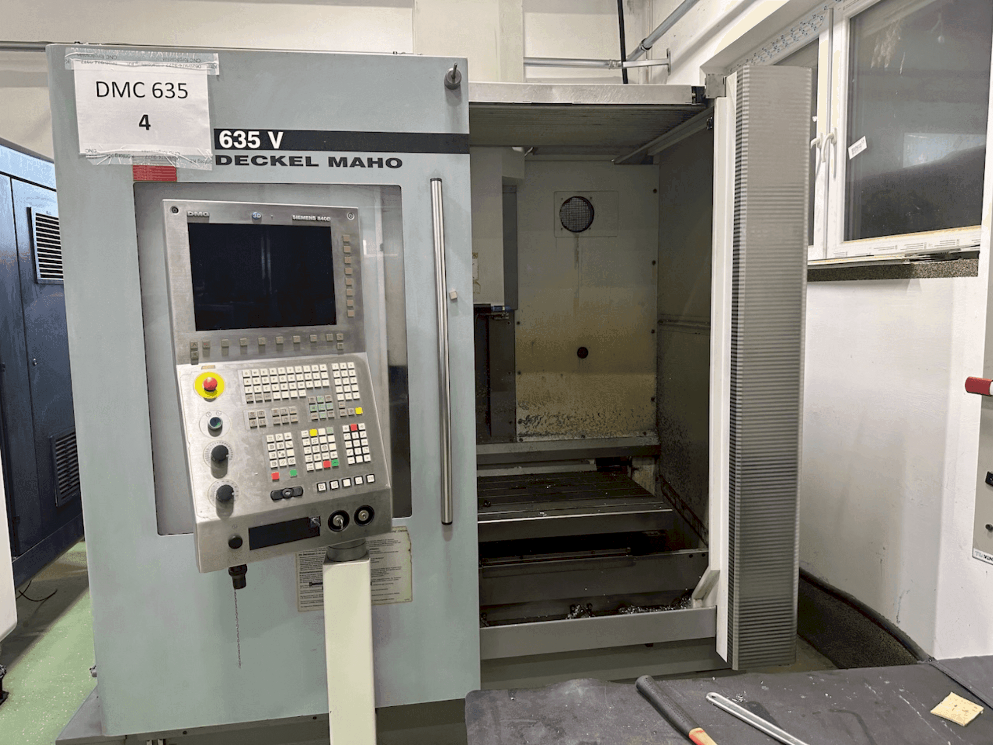Koneen DECKEL MAHO DMC 635 V etunäkymä