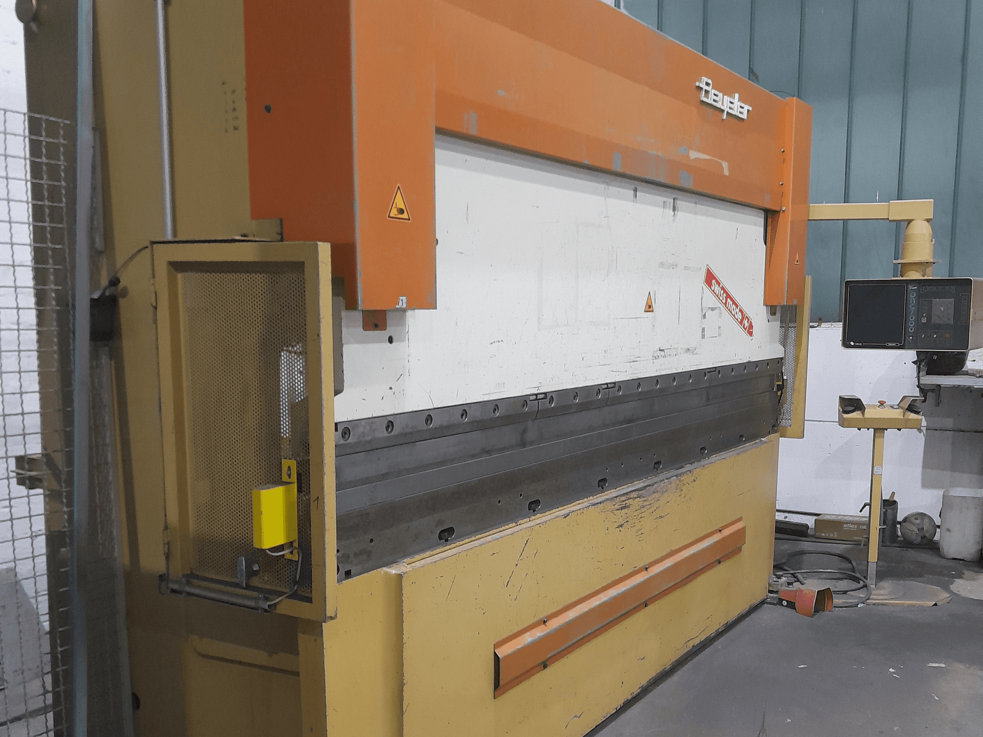 BEYELER RT125x3600 -puristusjarru sivukuvassa, jossa on ohjauspaneeli ja suojus, ihanteellinen metallin taivutustöihin.