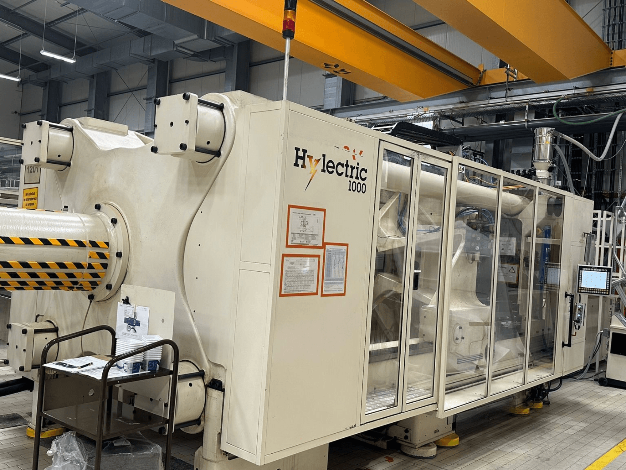 Husky Hylelectric H1000 RS95/80 -sähköinen ruiskuvalukone, sivukuva, jossa näkyvät ohjauspaneeli ja turvalaitteet.