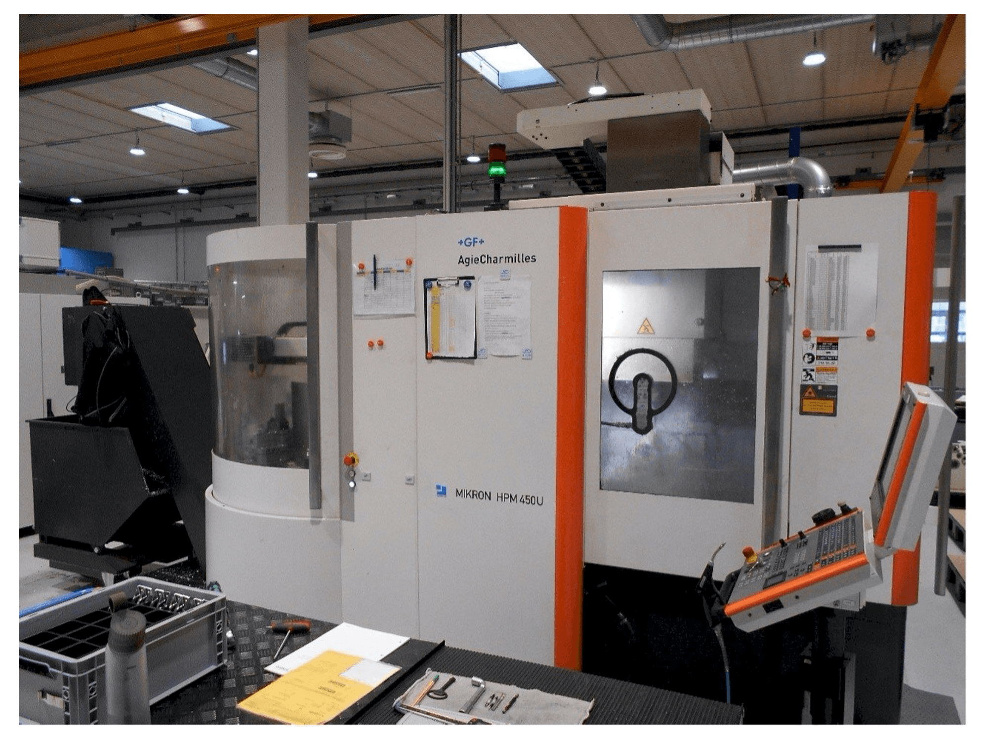 Koneen AgieCharmilles Mikron HPM 450U etunäkymä