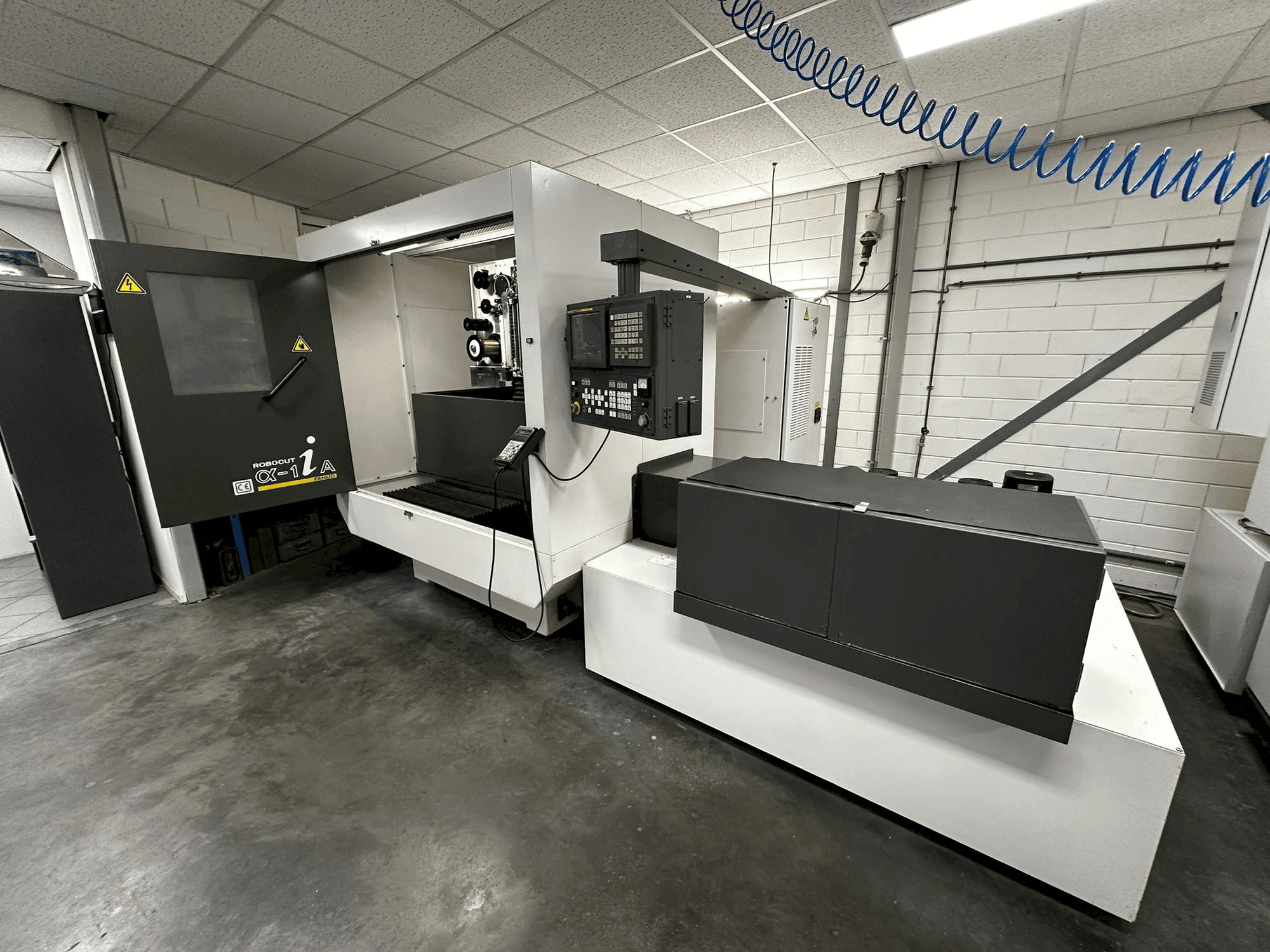 Koneen FANUC Robocut α-1iA etunäkymä