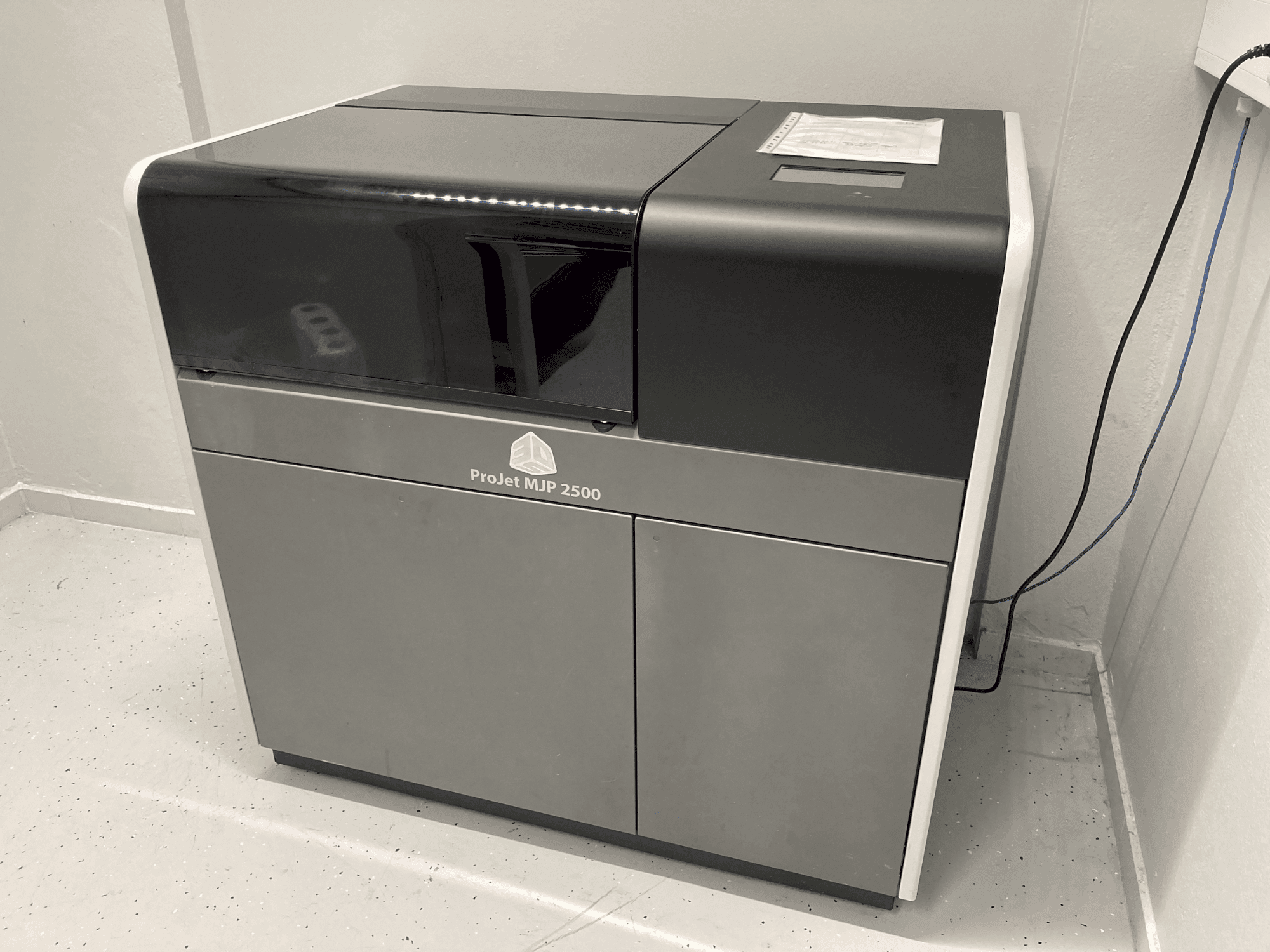 Koneen 3DSYSTEMS Projet 2500 Plus etunäkymä