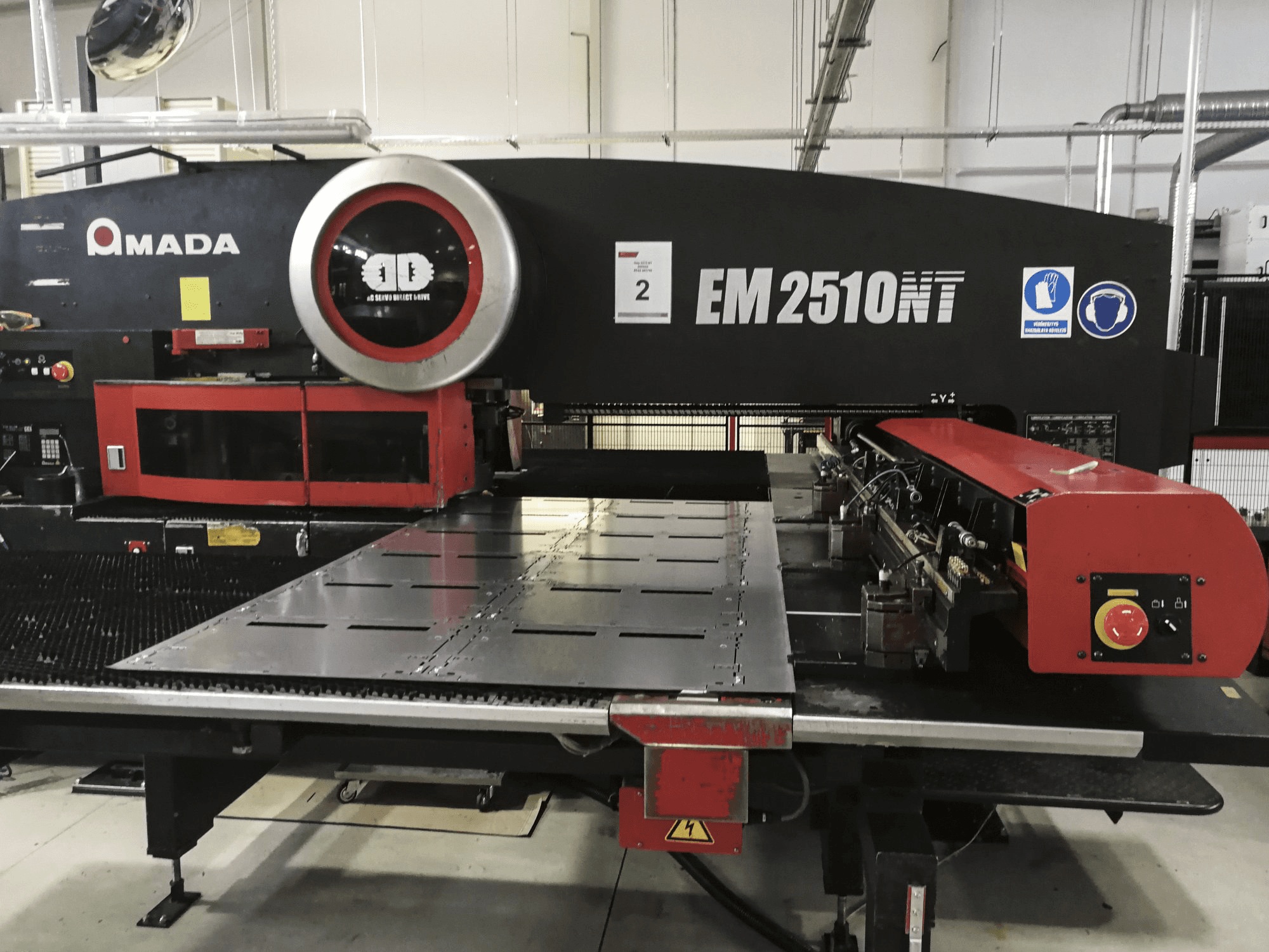 Koneen AMADA etunäkymäEM2510NT