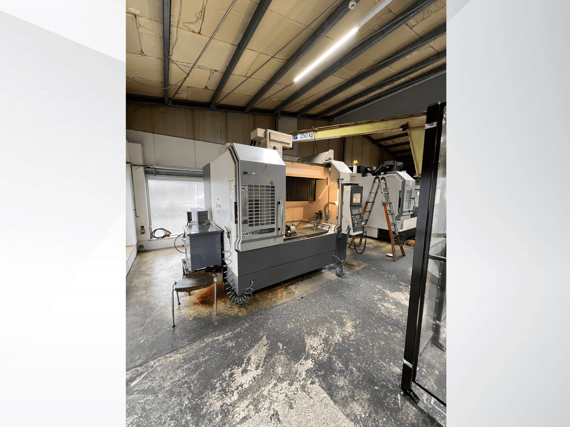 GRETOS 750 CNC-kone työpajassa, etukuva, jossa näkyy ohjauspaneeli ja työalue työkaluineen, taustalla näkyvät tikkaat.