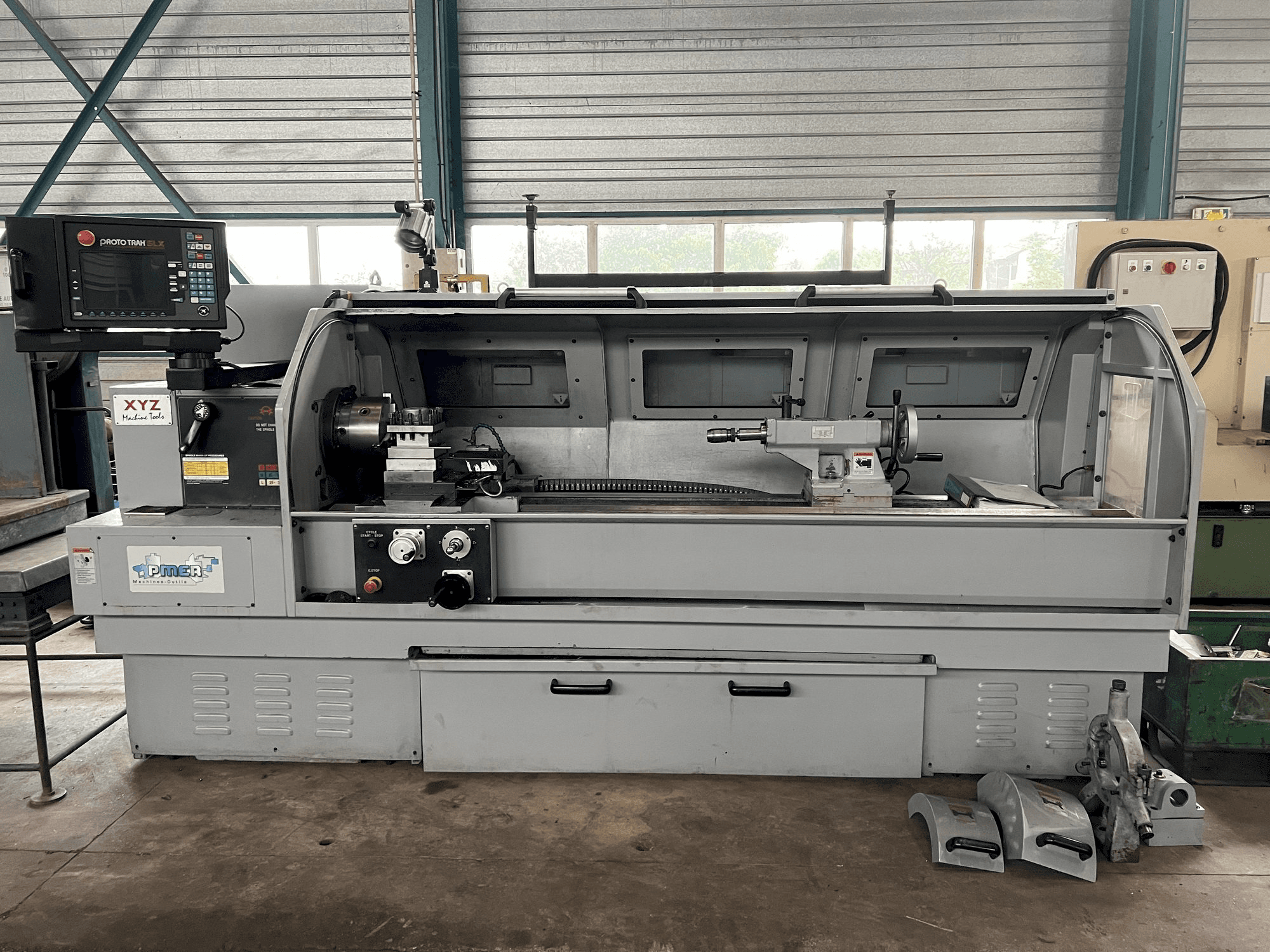 Koneen XYZ PROTURN SLX 425-2M etunäkymä
