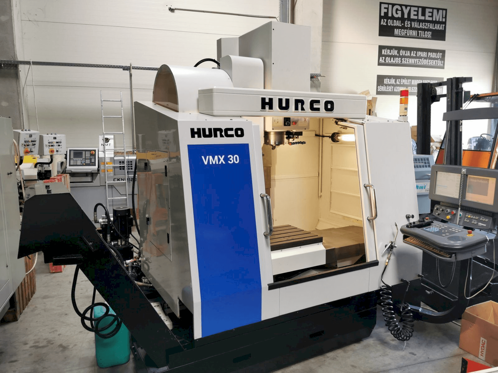 Koneen Hurco VMX30 etunäkymä