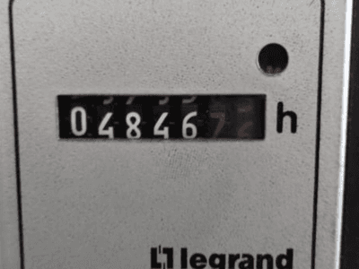 Legrand-tuntimittari, jossa lukema 048467.6, etukuva, punainen merkkivalo ja mustat numerot vaalealla pohjalla.