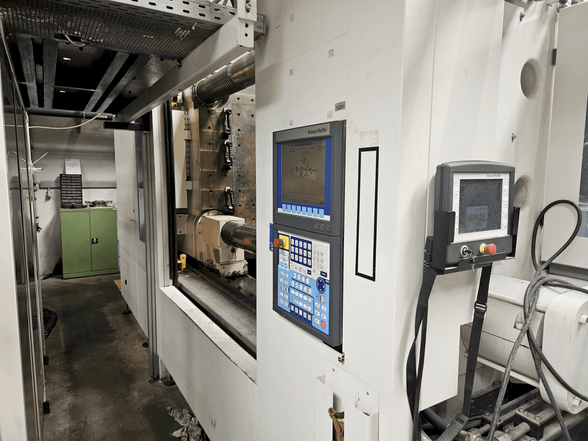 Koneen Krauss Maffei 800-12000 MX etunäkymä