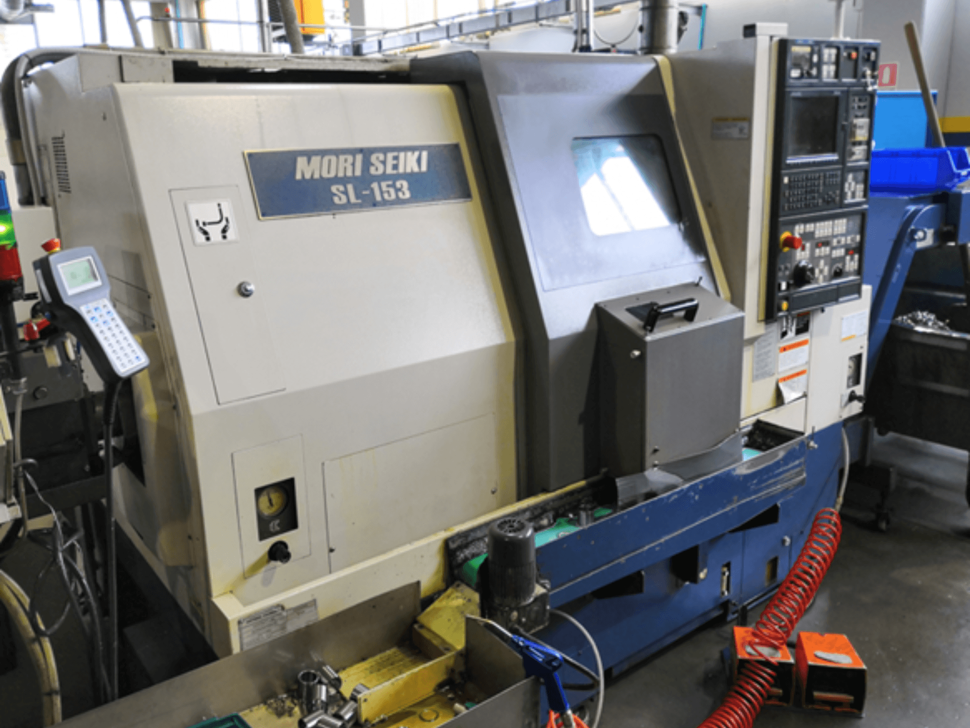 MORI SEIKI SL-153 SMC vaakasuuntainen sorvauskone, etukuva, jossa esitellään ohjauspaneeli ja käyttöominaisuudet.
