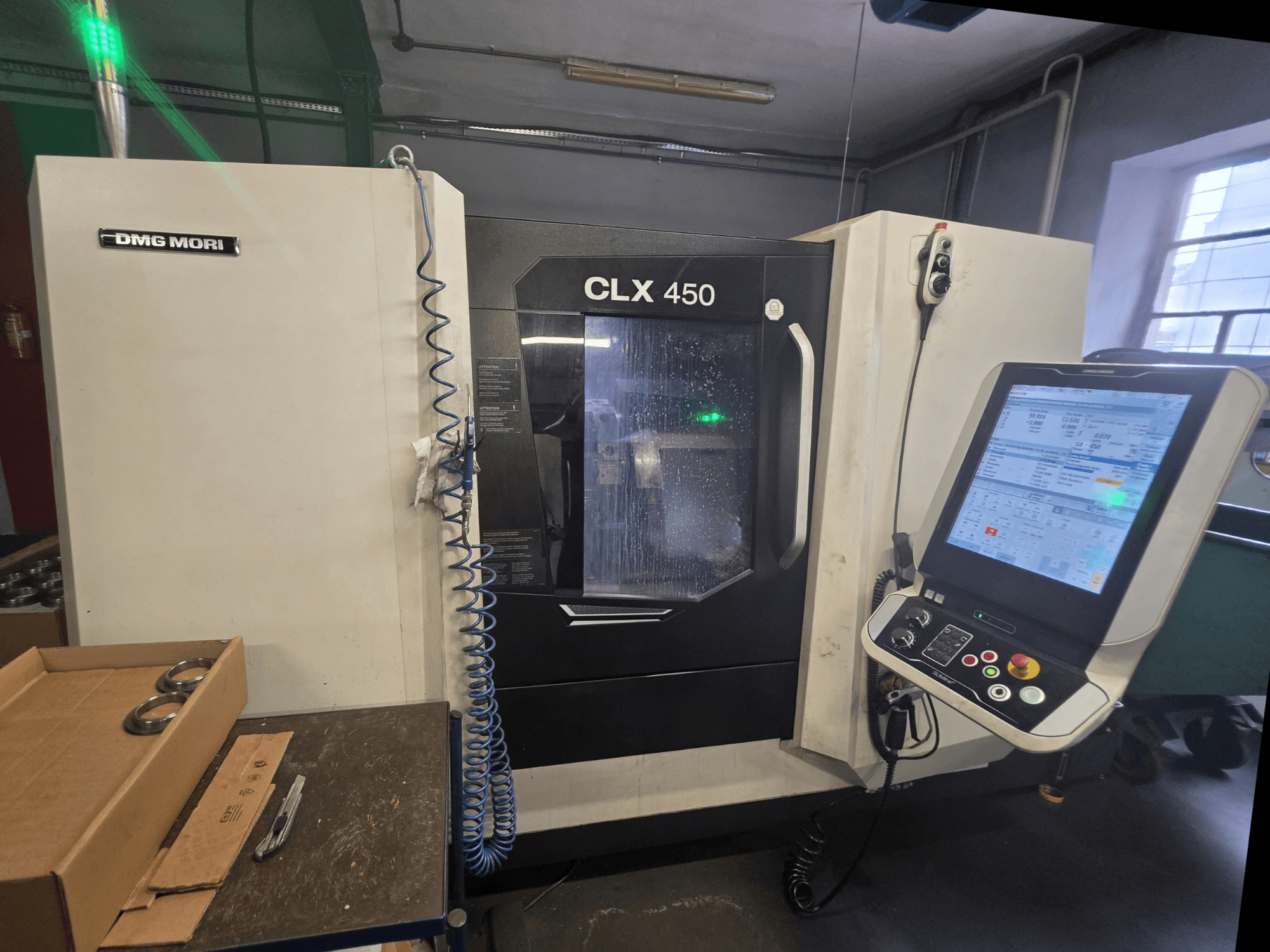DMG MORI CLX 450 V3 -vaakasuora sorvi edestä katsottuna: kuvassa näkyvät ohjauspaneeli, jäähdytysjärjestelmä ja työstöalue.