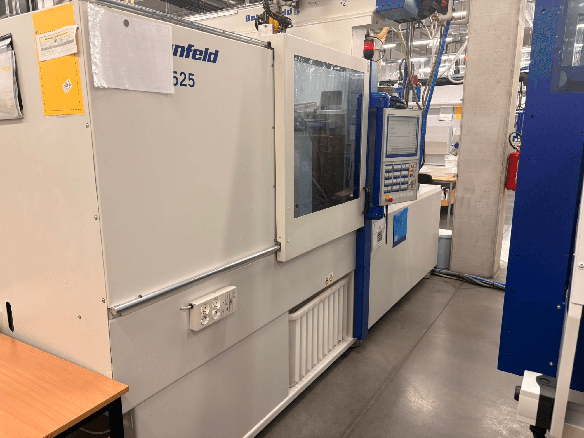 Arburgin koneet, malli 620S, etukuva, jossa näkyy ohjauspaneeli ja virtaliitännät tehtaalla.