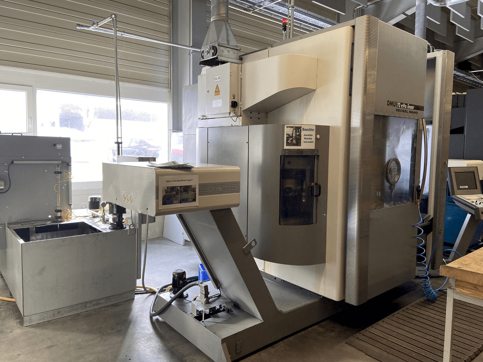 Koneen DECKEL MAHO DMU 70 eVo linear etunäkymä