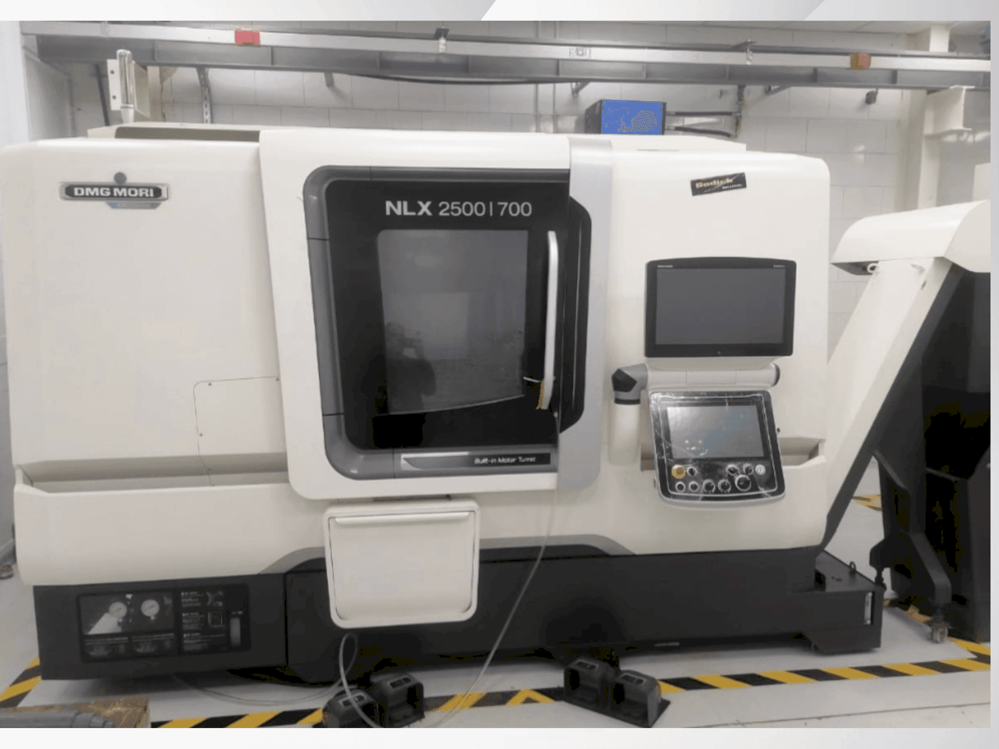 Koneen DMG MORI NLX 2500/700 etunäkymä