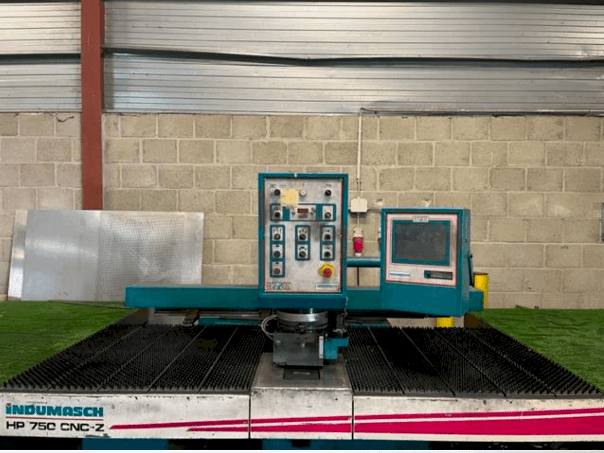 Koneen Indumasch HP 750 CNC/Z etunäkymä