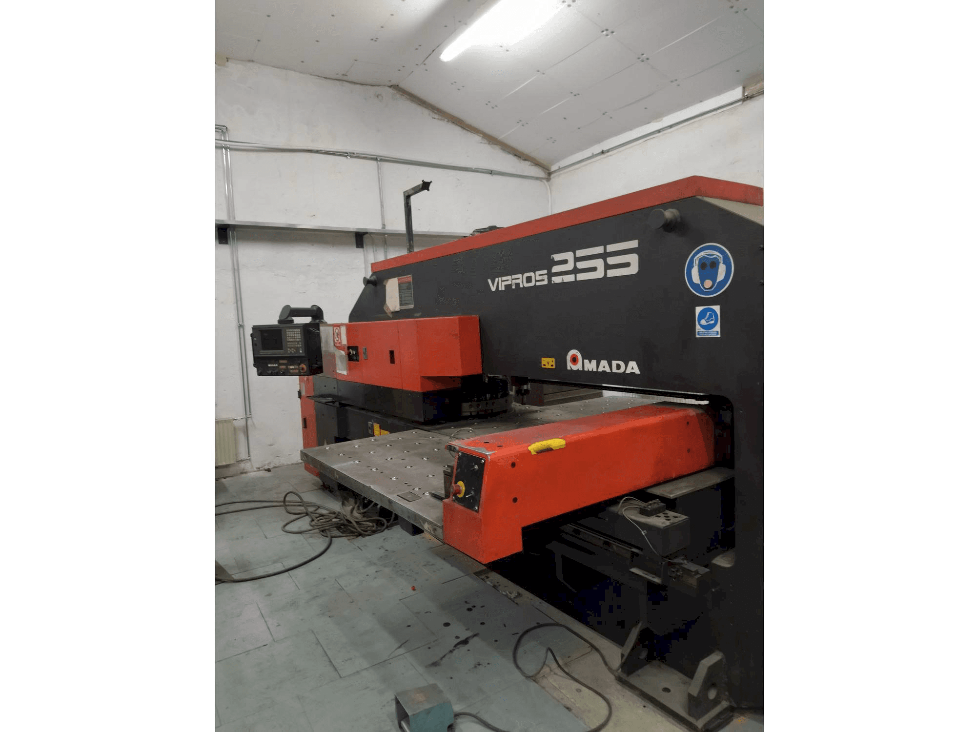 Koneen AMADA Vipros 255 etunäkymä