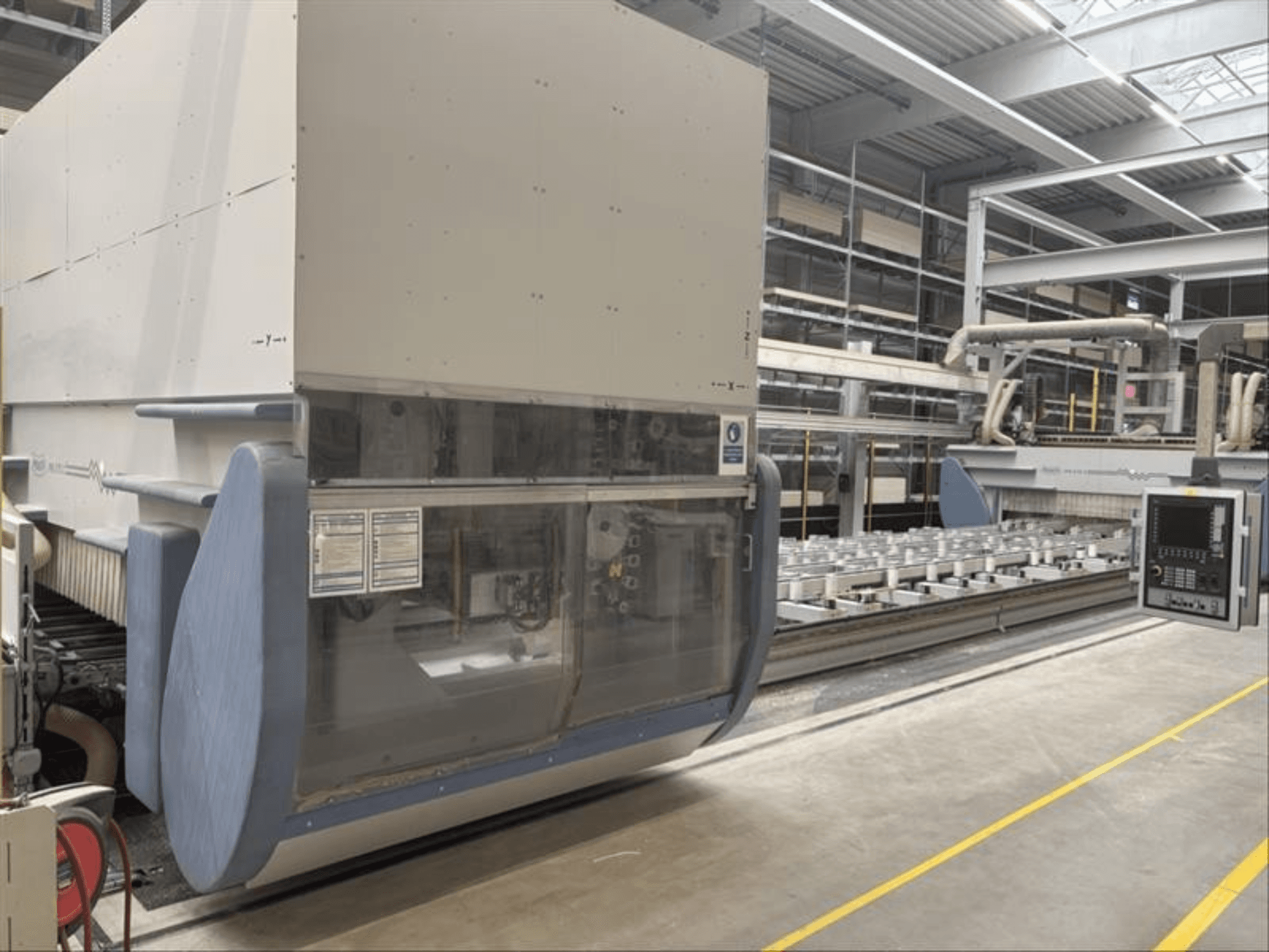CNC-käsittelykeskus MAKA PM 270 X, etukuva, jossa näkyy ohjauspaneeli ja koneen yksityiskohdat tehdasympäristössä.
