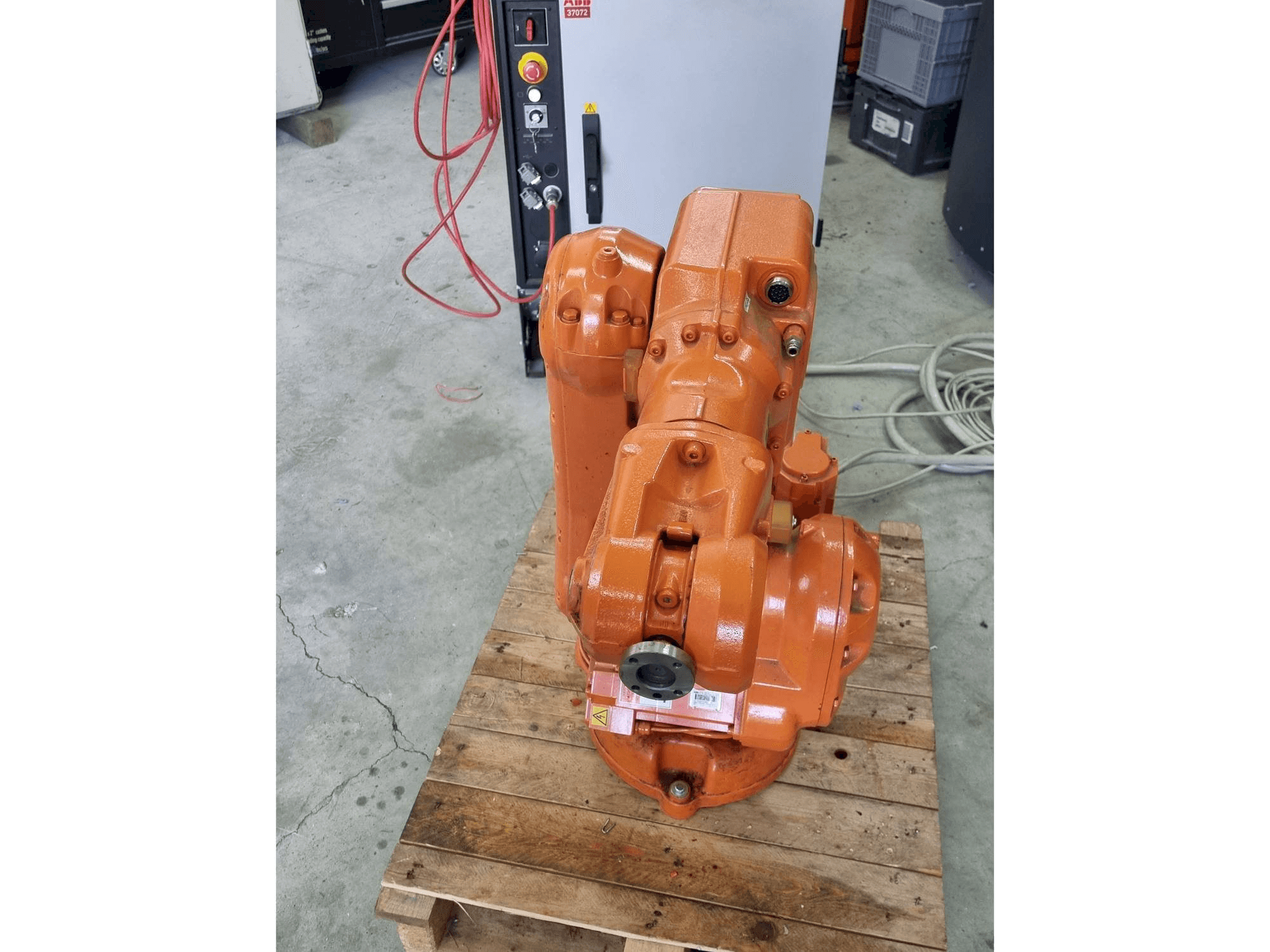 Koneen ABB IRB140 - IRC5 etunäkymä