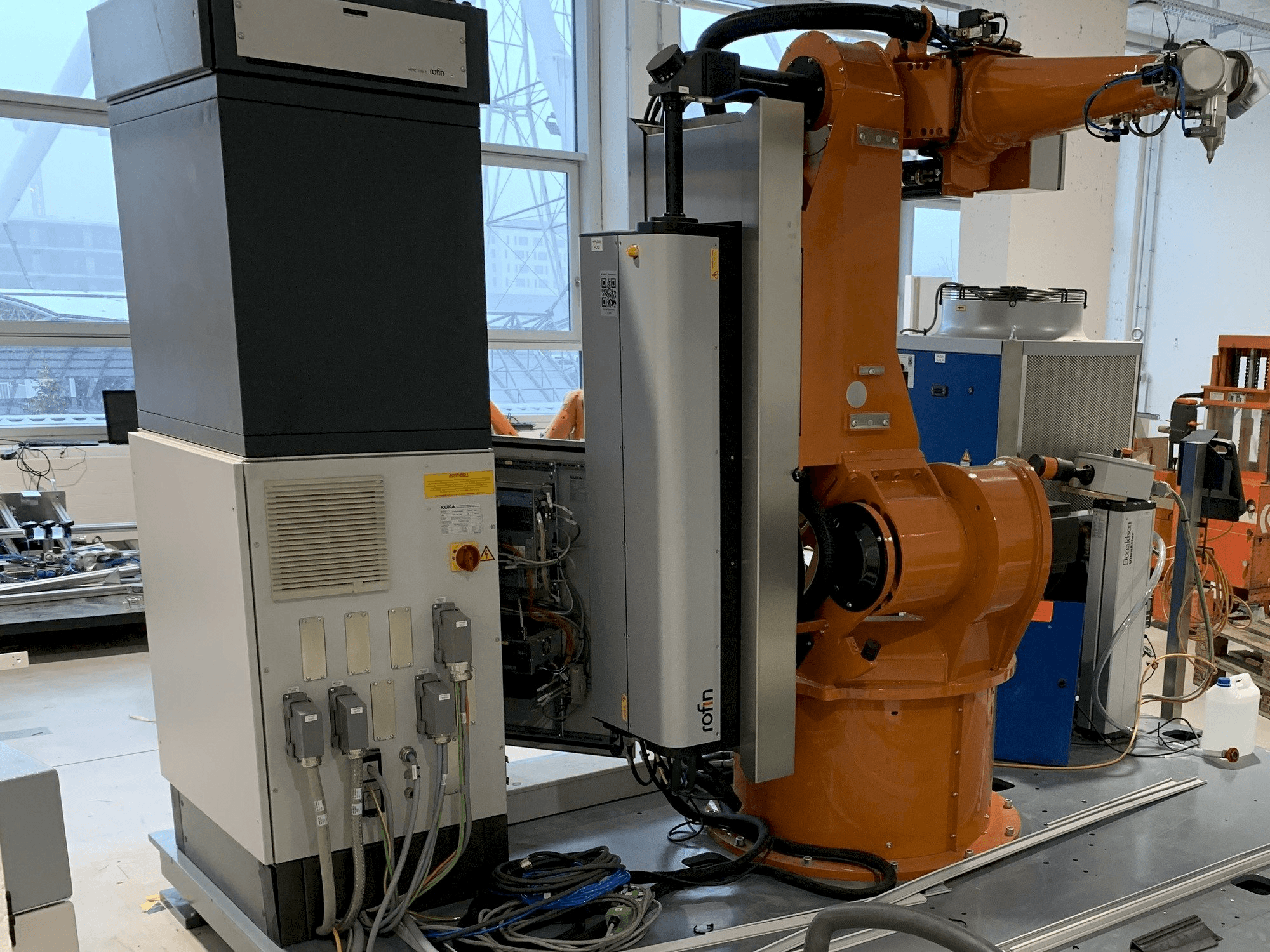 Koneen Reis Robotics Laserroboter RV6L etunäkymä