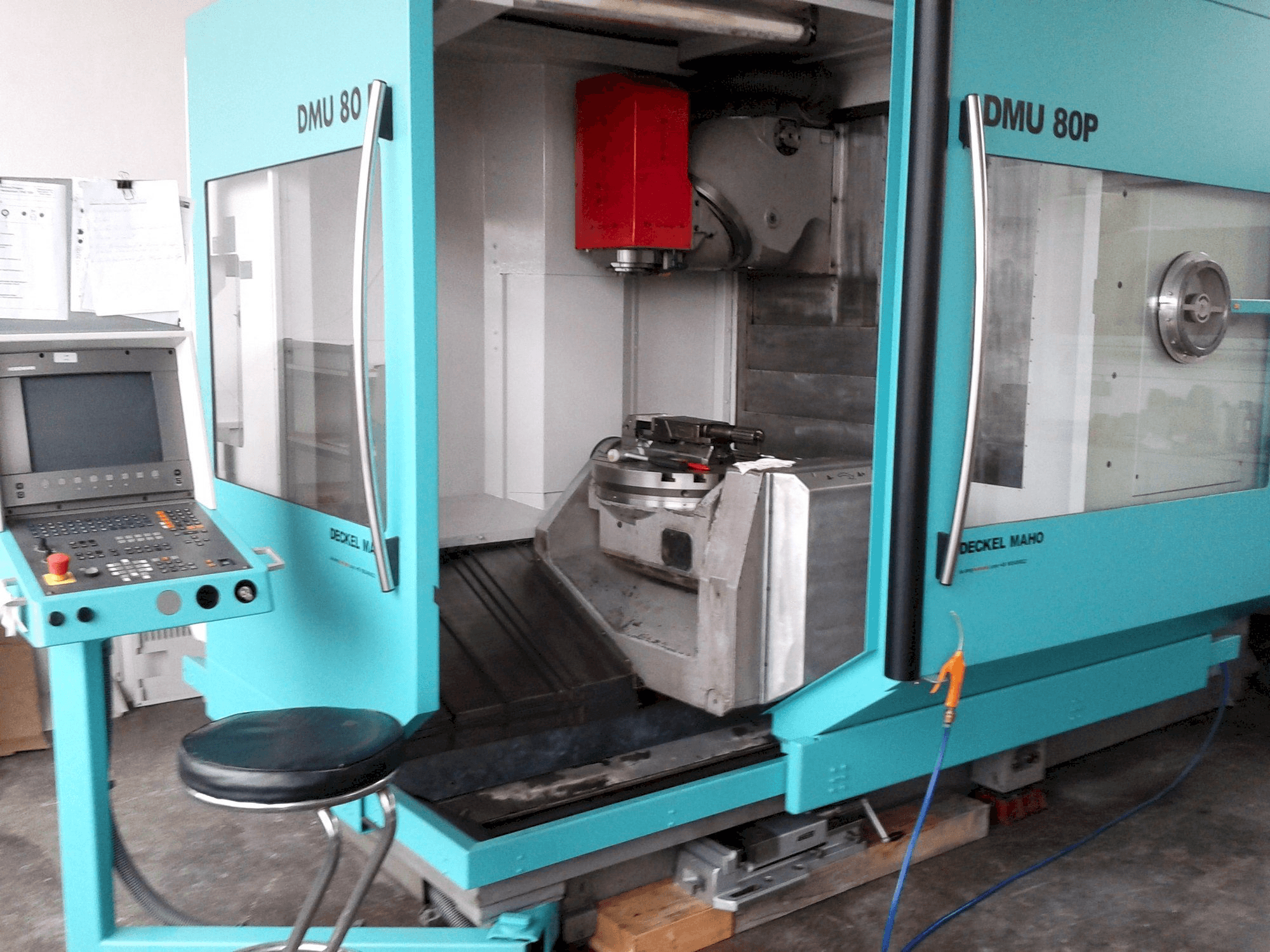 Koneen DECKEL MAHO DMU 80P etunäkymä