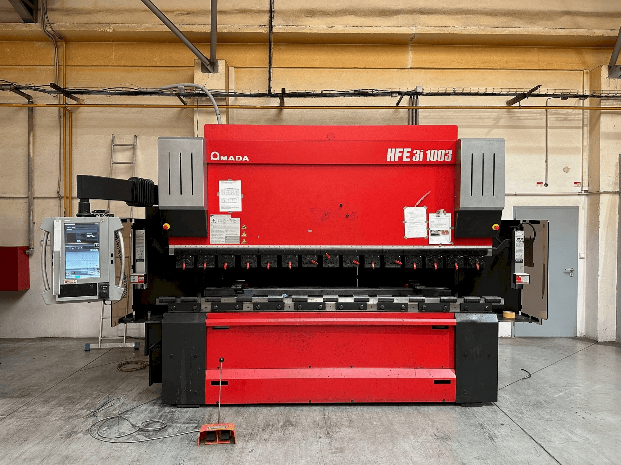 Koneen AMADA HFE 3i 1003 etunäkymä