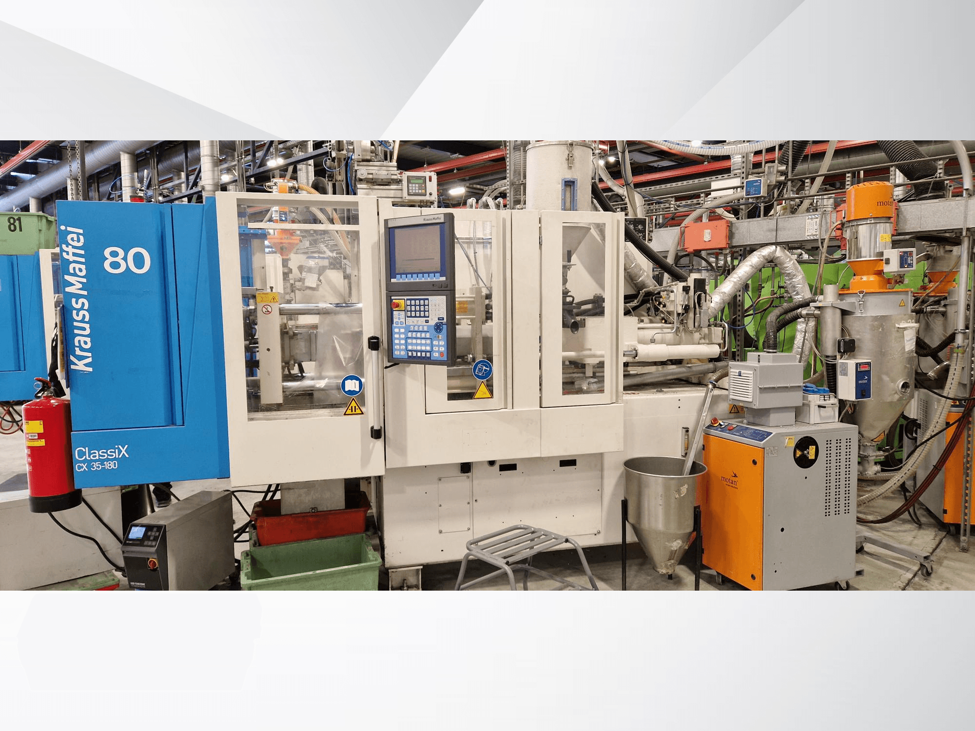 Krauss Maffei ClassiX CX 35-180 -hydraulinen ruiskuvalukone, sivukuva, jossa näkyvät ohjauspaneeli ja raaka-ainesäiliö.