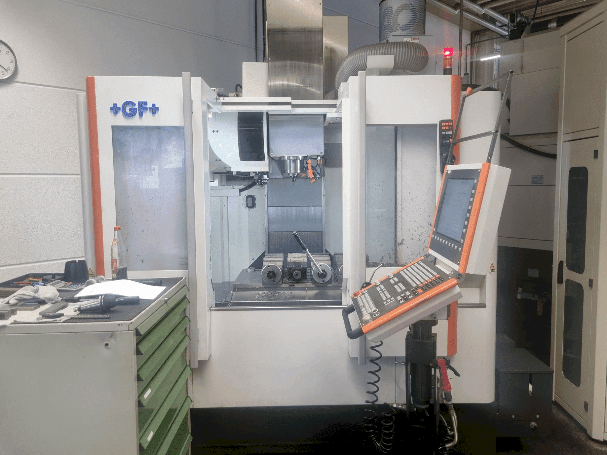 Koneen MIKRON VCE 800 Pro etunäkymä