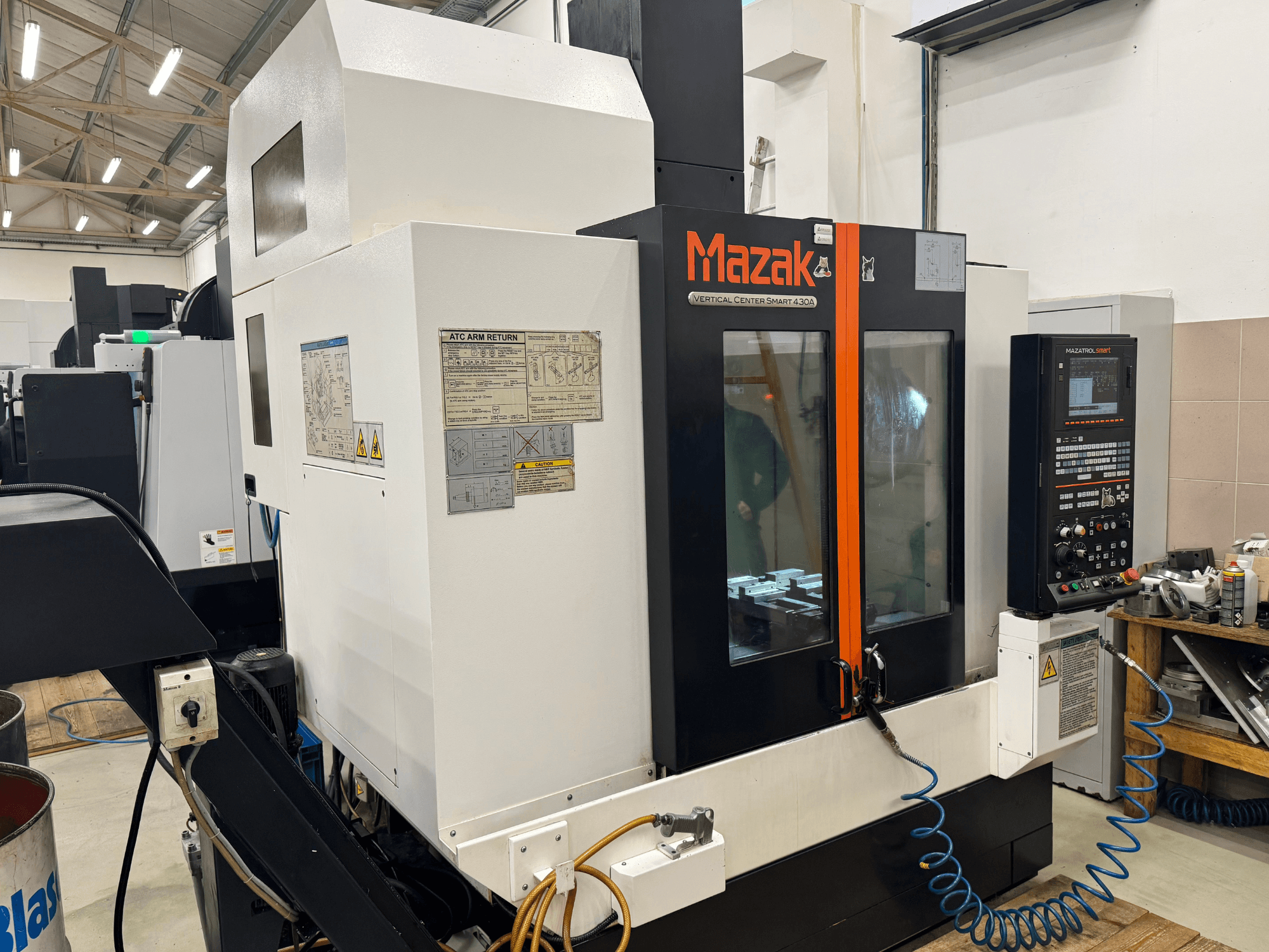 Mazak Vertical Center Smart 430A, etukuva; CNC-jyrsinkone, jossa ohjauspaneeli, selkeä kotelo ja työkalunpidin näkyvissä.
