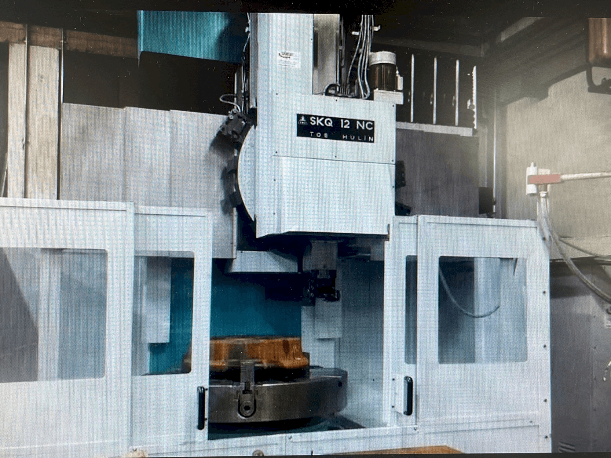 Koneen TOS SKQ 12 NC etunäkymä