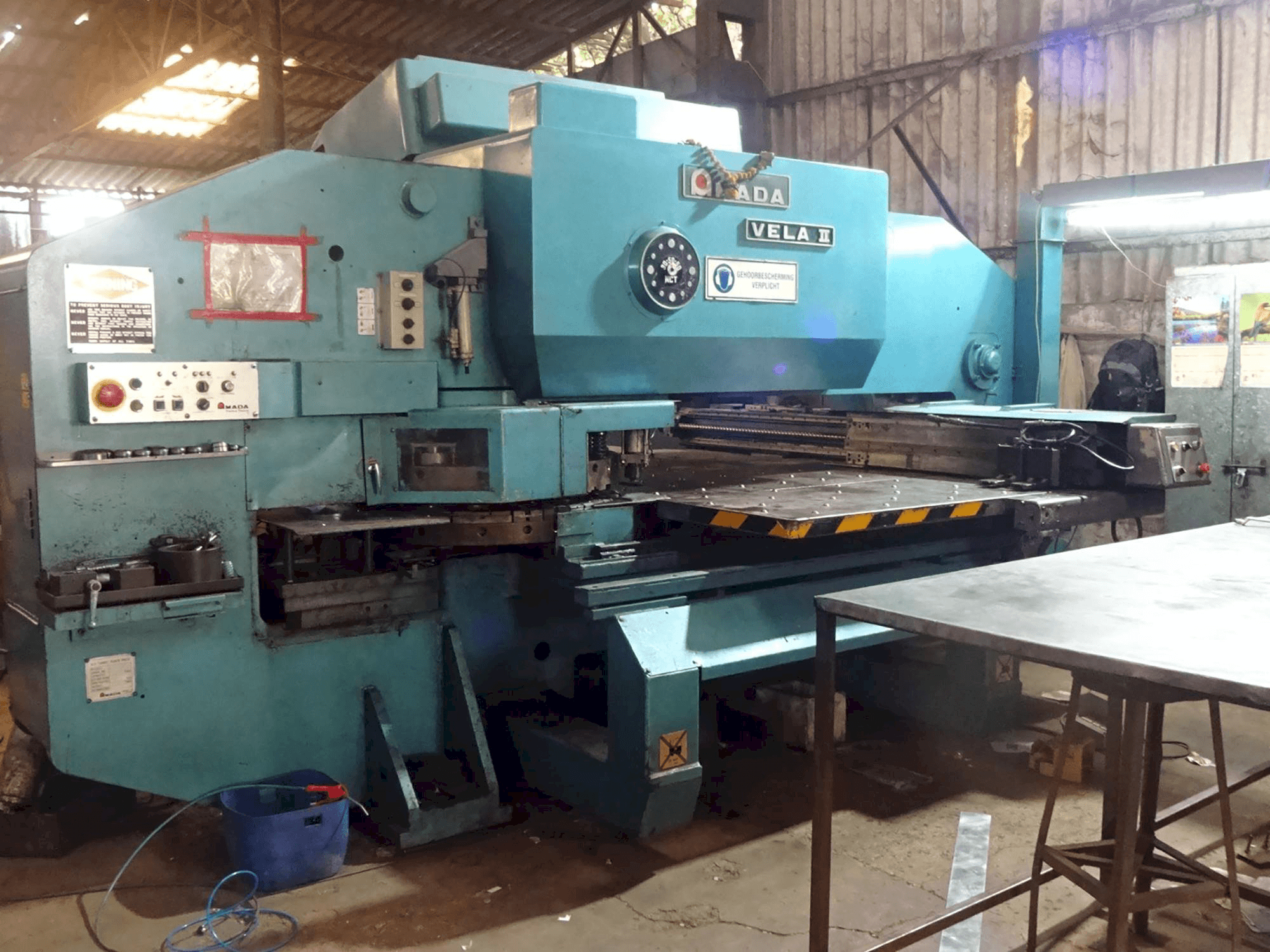 Koneen AMADA vasen näkymä VELA II 355