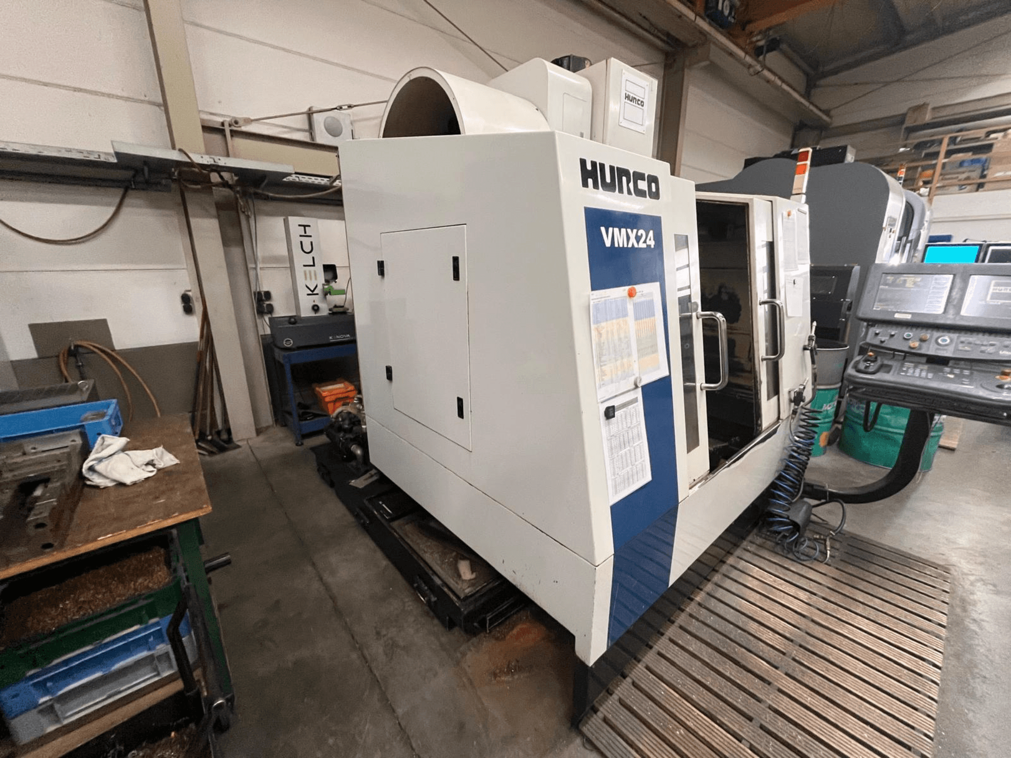 Hurco VMX24 CNC-kone työpajassa, etukuva; ohjauspaneeli ja avoin ovi.