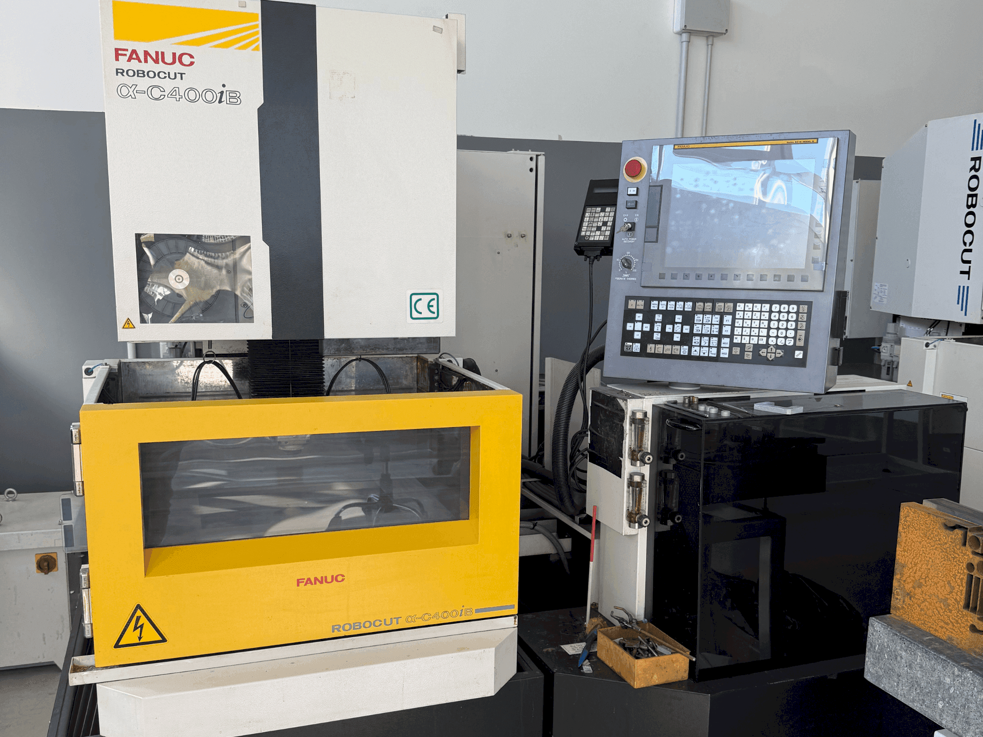 Koneen FANUC Robocut alpha-C400iB etunäkymä