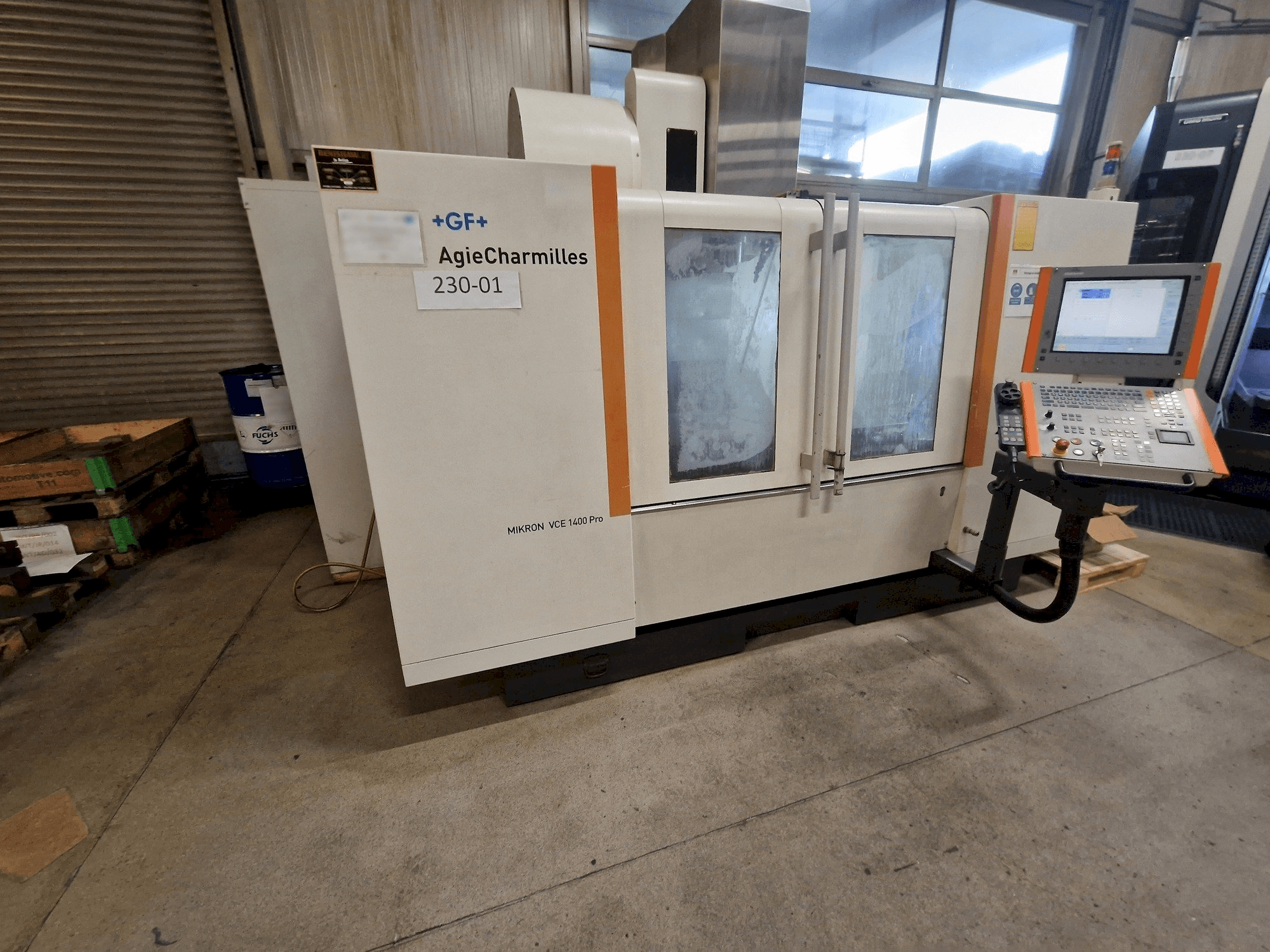 Koneen AgieCharmilles MIKRON VCE 1400 PRO vasemman sivun näkymä