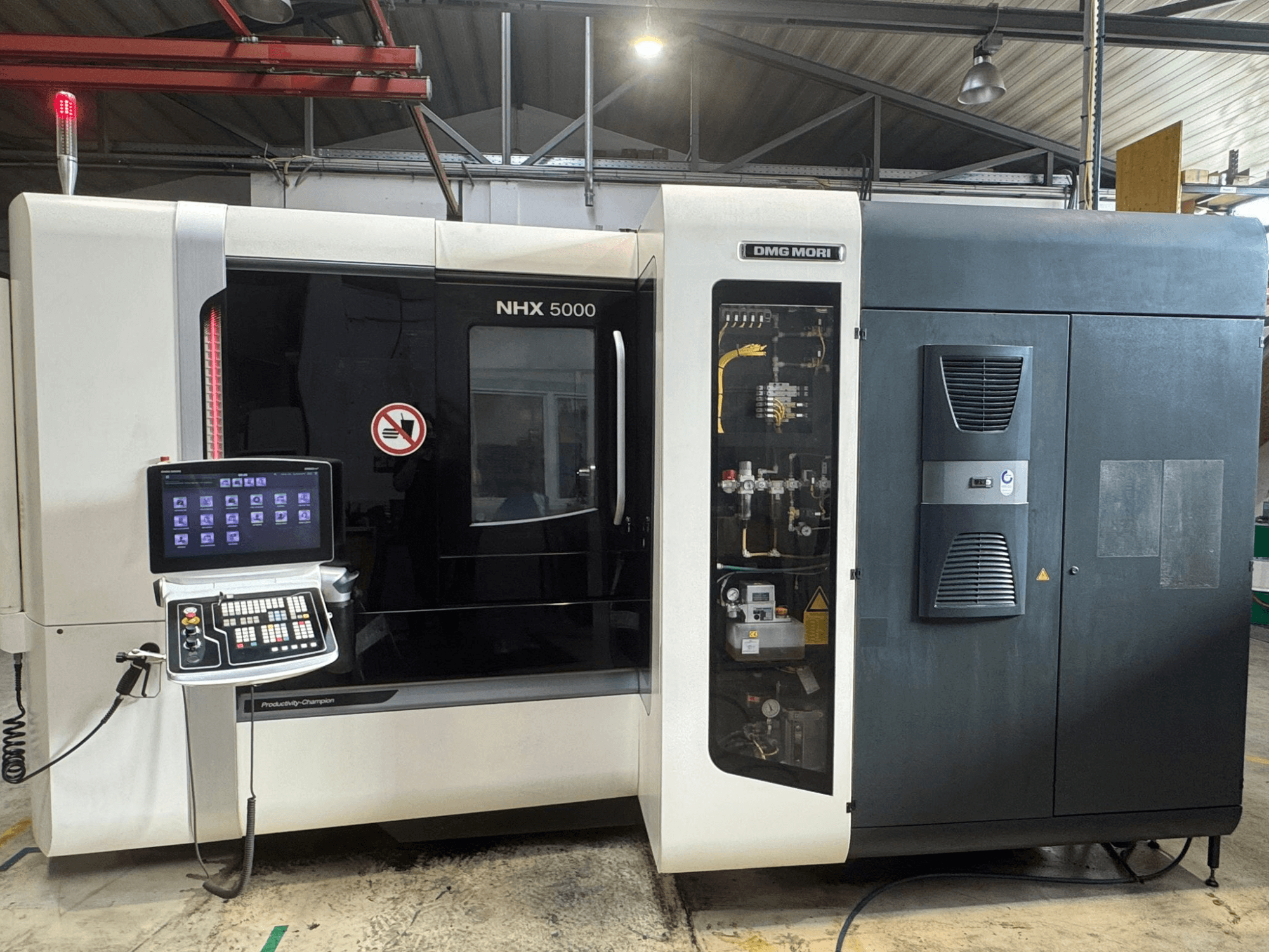 DMG MORI NHX 5000 -vaakakoneistuskeskuksen etukuva, jossa näkyy ohjauspaneeli ja koneen yksityiskohdat.