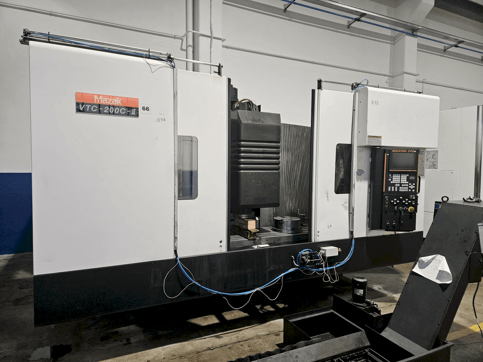Koneen Mazak VTC 200 C II etunäkymä
