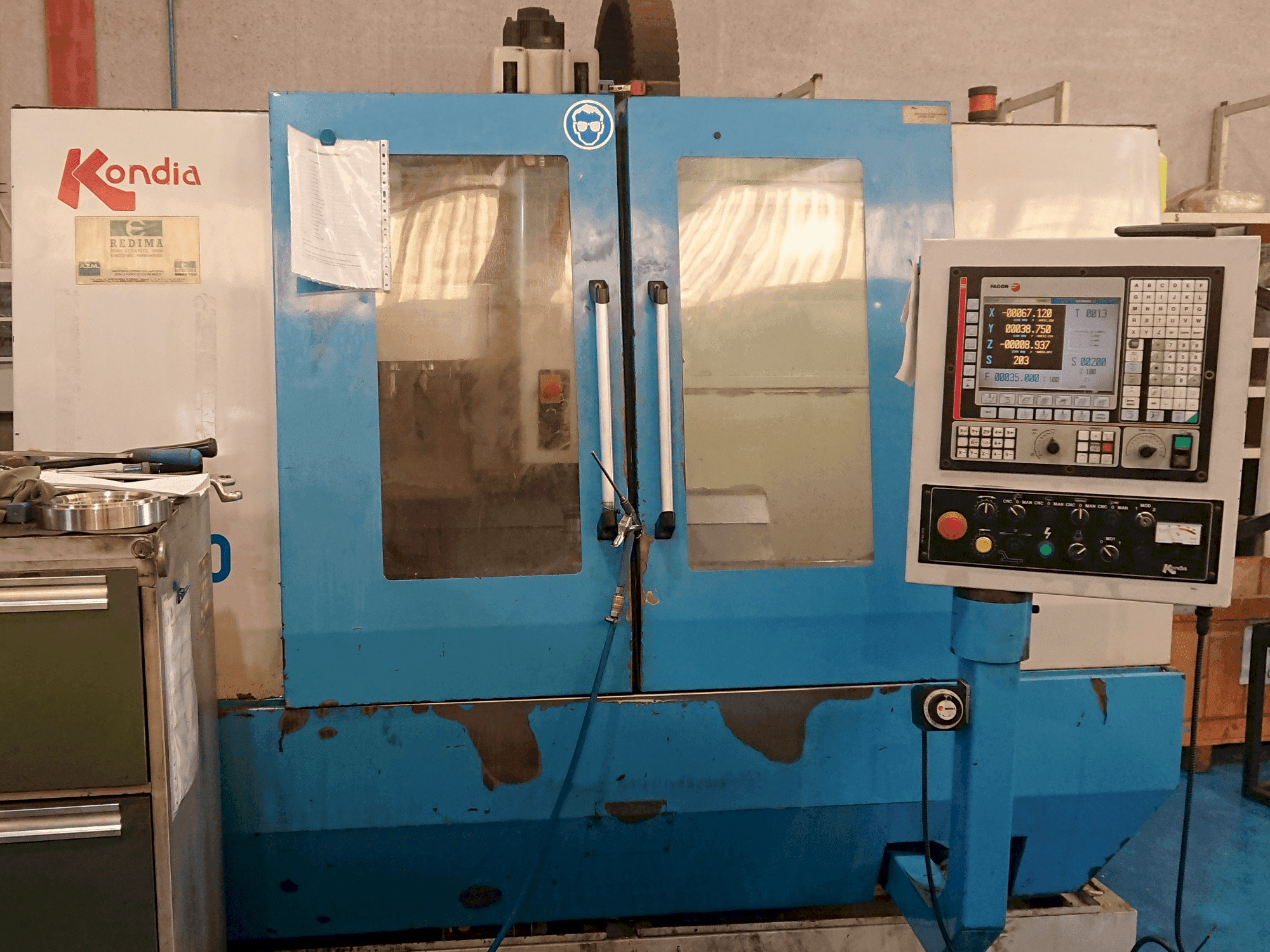 Koneen KONDIA B-1050 etunäkymä