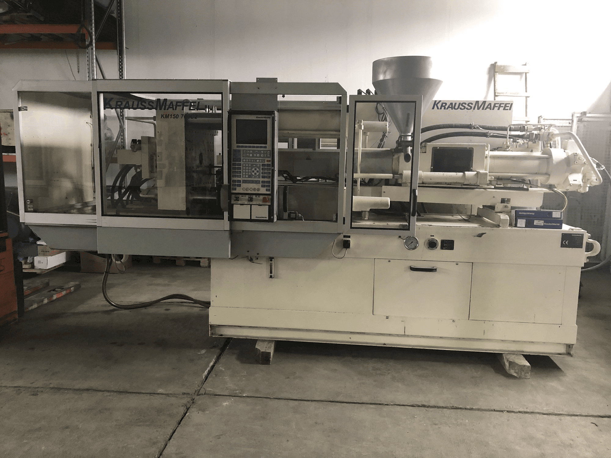 Koneen Krauss Maffei 150-700 C2 etunäkymä