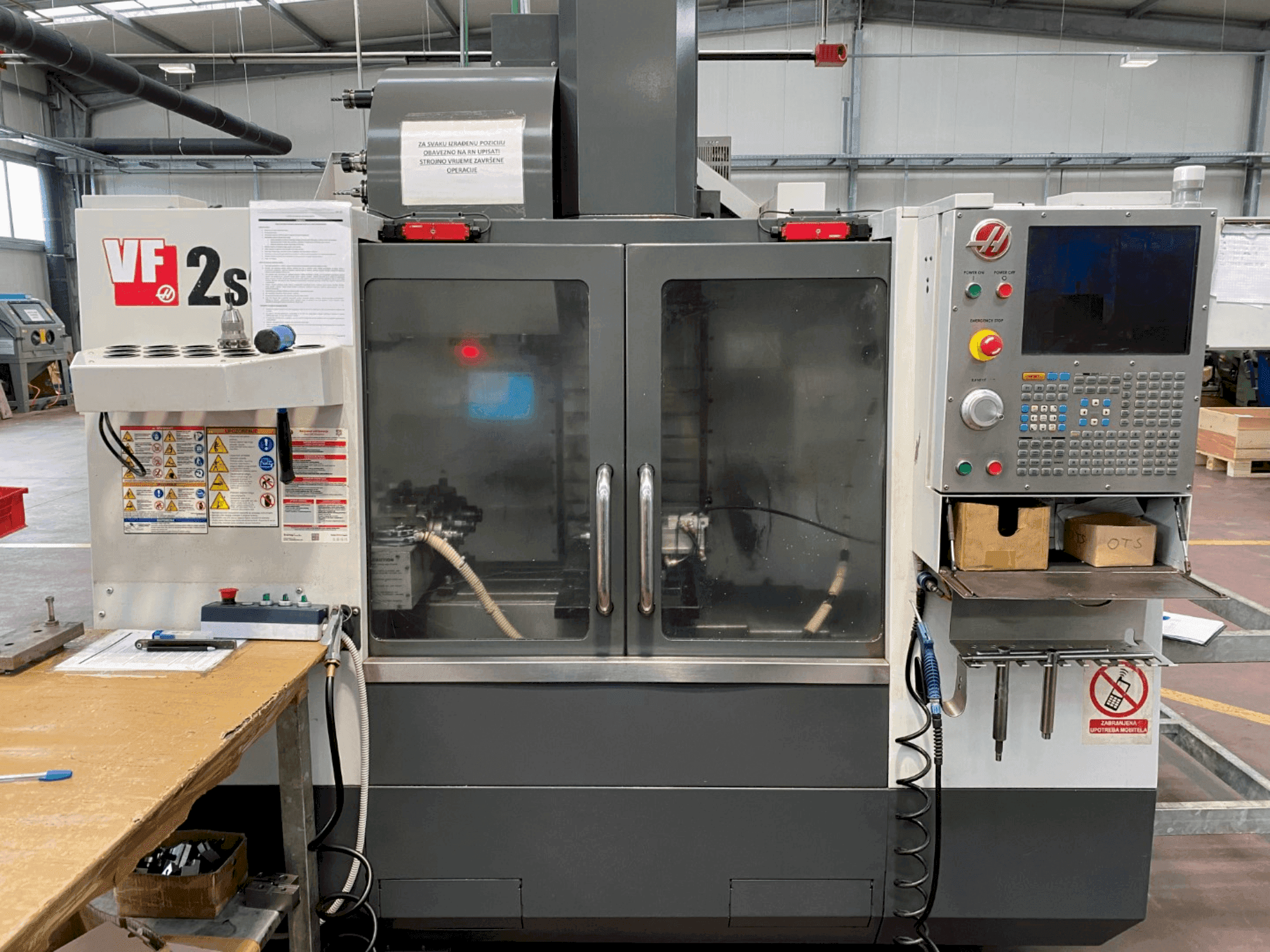 Koneen HAAS VF2SS (2014) etunäkymä